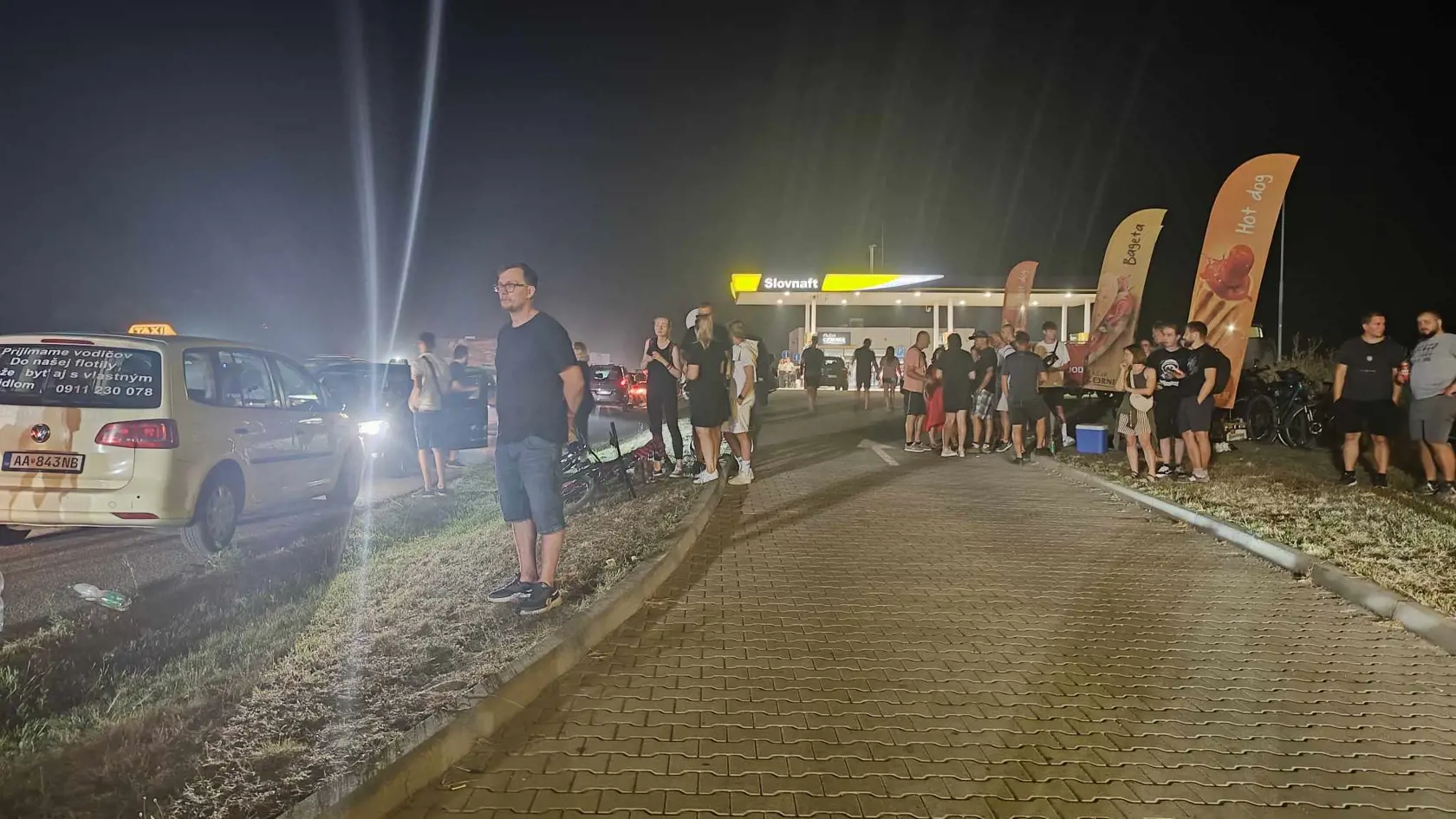 Mnohí fanúšikovia si kapelu prišli vypočuť takto neformálne.