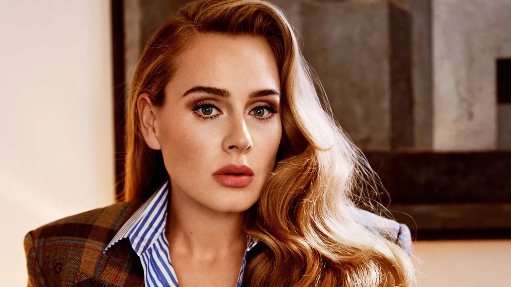 Adele na nových záberoch pre magazín Vogue. Po šedej myške neostala ani stopa.