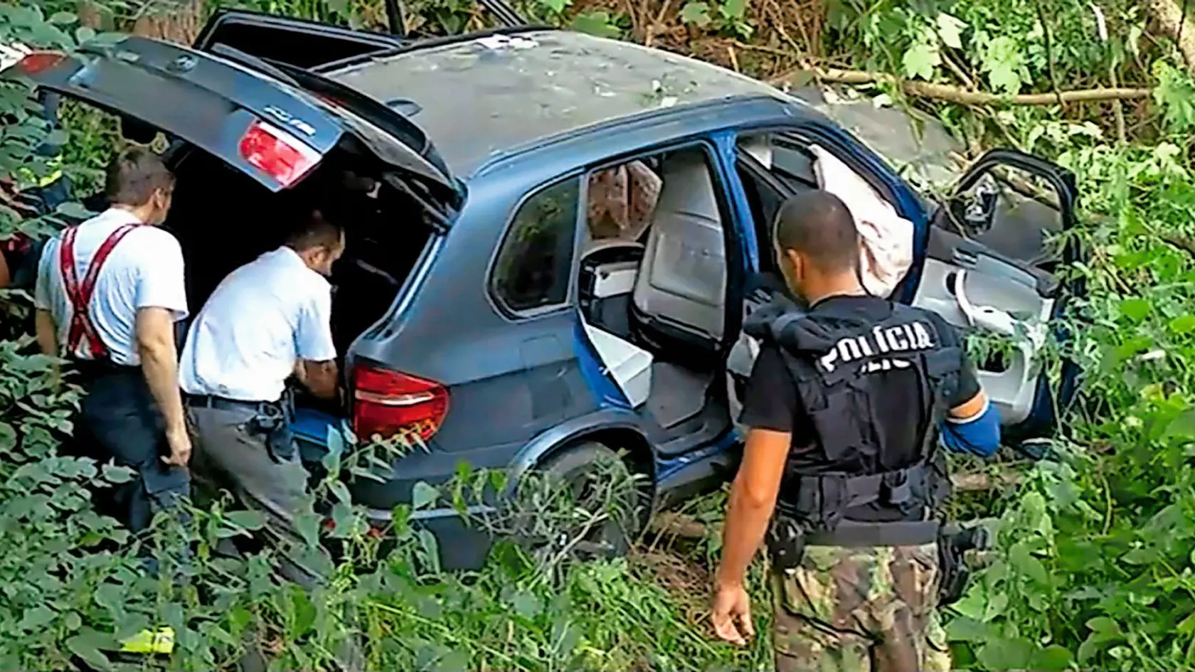 MIESTO ČINU
Havarované auto po streľbe
v rekreačnej oblasti Jahodná.