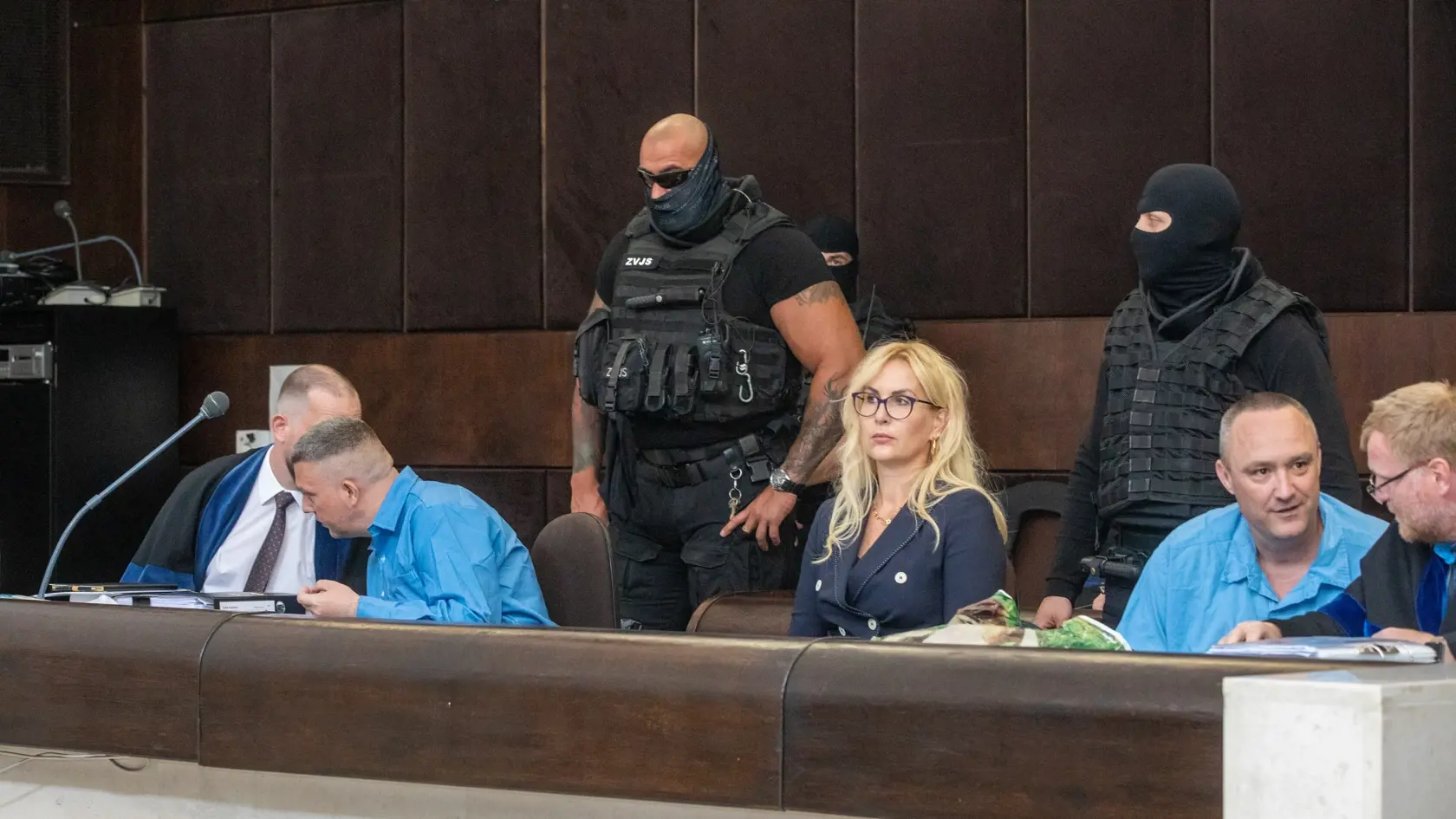 Na snímke je verejné pojednávanie v prípade odvolania starostu  Dolného Chotára Františka Doru st, Františka Doru ml, Ladislava Alfoldiho a Rolanda Szamaranského. Na fotke je František Dora ml a Roland Szamaranský.