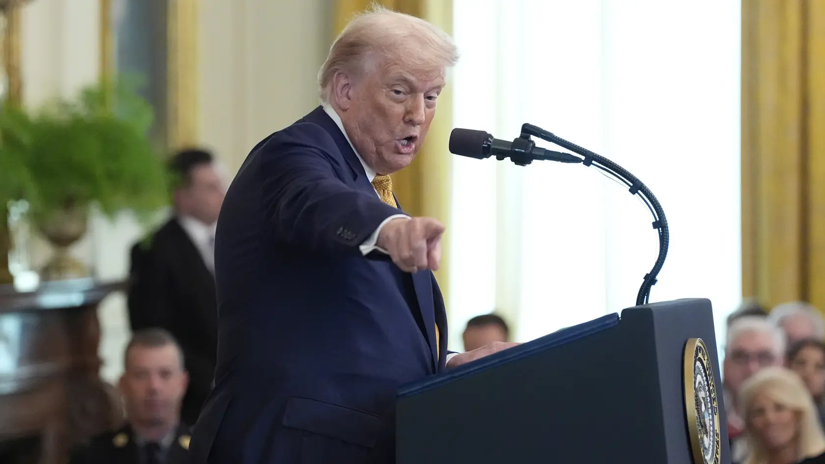 Prezident Donald Trump reční počas slávnostného podpisu zákona o zastavení obchodovania s fentanylom vo východnej miestnosti Bieleho domu v stredu 16. júla 2025.