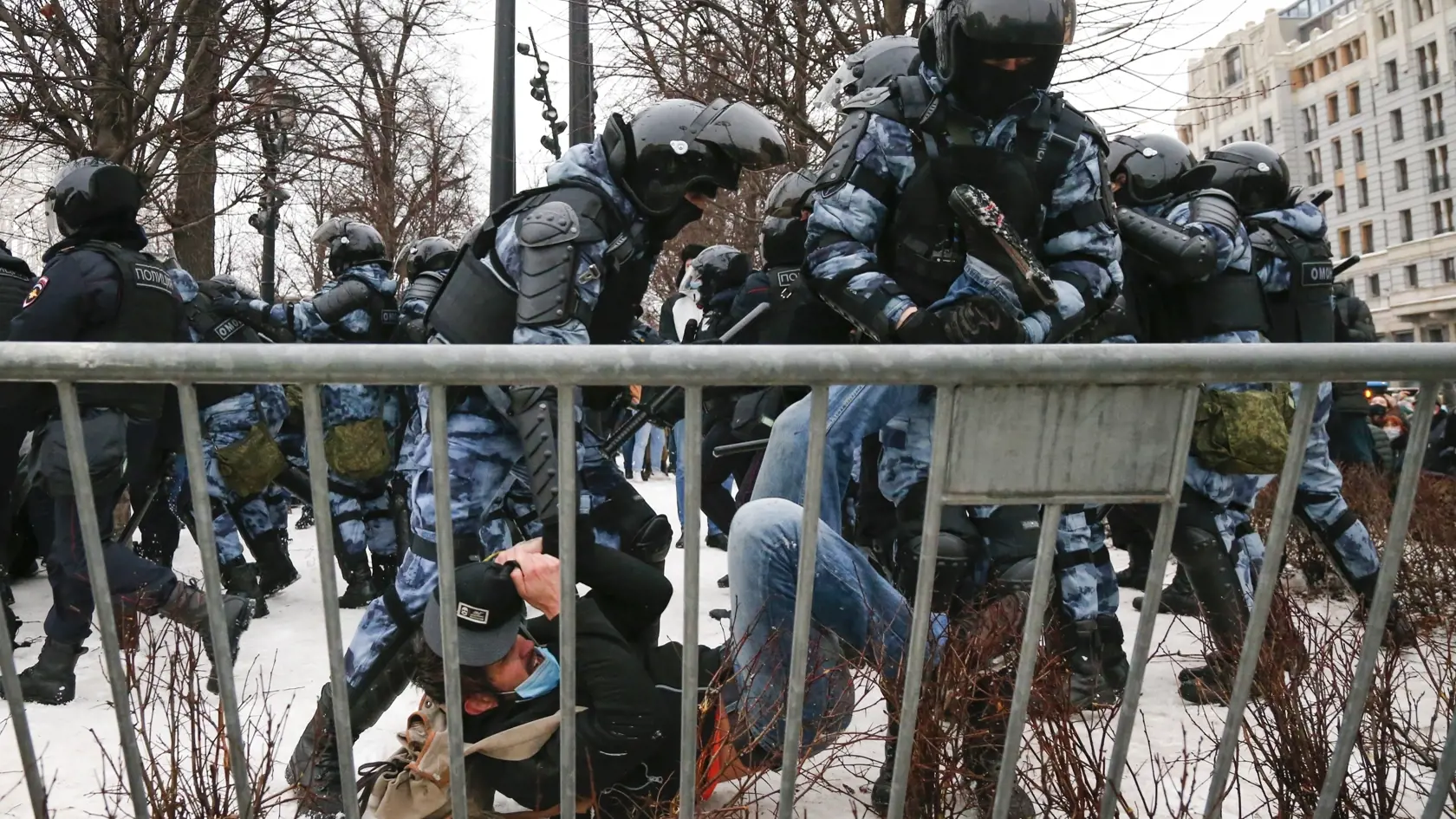 JB 40 Moskva - Policajti zatýkajú muža počas protestu proti väzneniu ruského opozičného lídra Alexeja Navaľného v Moskve 23. januára 2021. Na sobotňajšej demonštrácii za prepustenie opozičného politika Alexeja Navaľného v Moskve zadržali aj jeho manželku Juliju. V Moskve a desiatkach ďalších miest v Rusku sa v sobotu konajú nepovolené demonštrácie na podporu Navaľného, ktorého minulý týždeň po návrate z Berlína zadržali na letisku v Moskve a umiestnili do vyšetrovacej väzby. Ruské úrady varovali