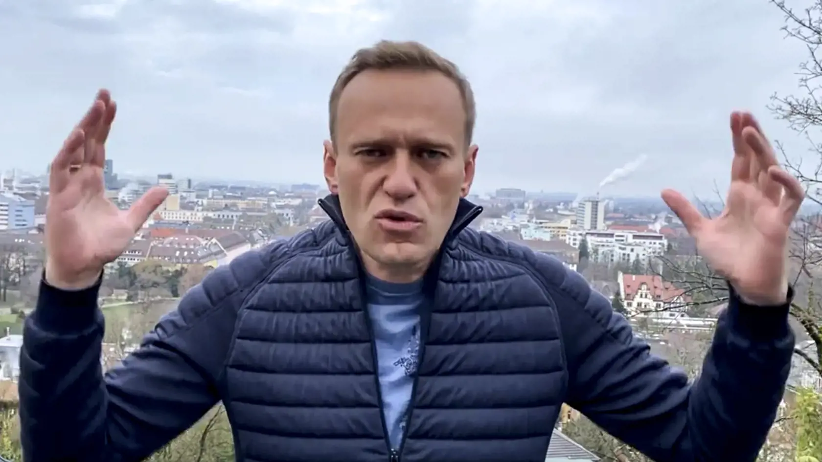 WA 21 - Na videosnímke, ktorú ruský opozičný líder Alexej Navaľnyj zverejnil na svojom účte na sociálnej sieti Instagram. Navaľnyj, ktorý obviňuje Kremeľ zo svojho otrávenia, sa plánuje vrátiť do Moskvy v nedeľu 17. januára. Vyplýva to z jeho stredajšieho oznámenia, o ktorom informovali agentúry DPA a AFP. Navaľnyj sa od augusta zotavuje v Nemecku z otrávenia nervovoparalytickou látkou novičok. V stredu uviedol, že návrat do vlasti nebol preňho nikdy otázny, pretože by sám Rusko nikdy neopustil 