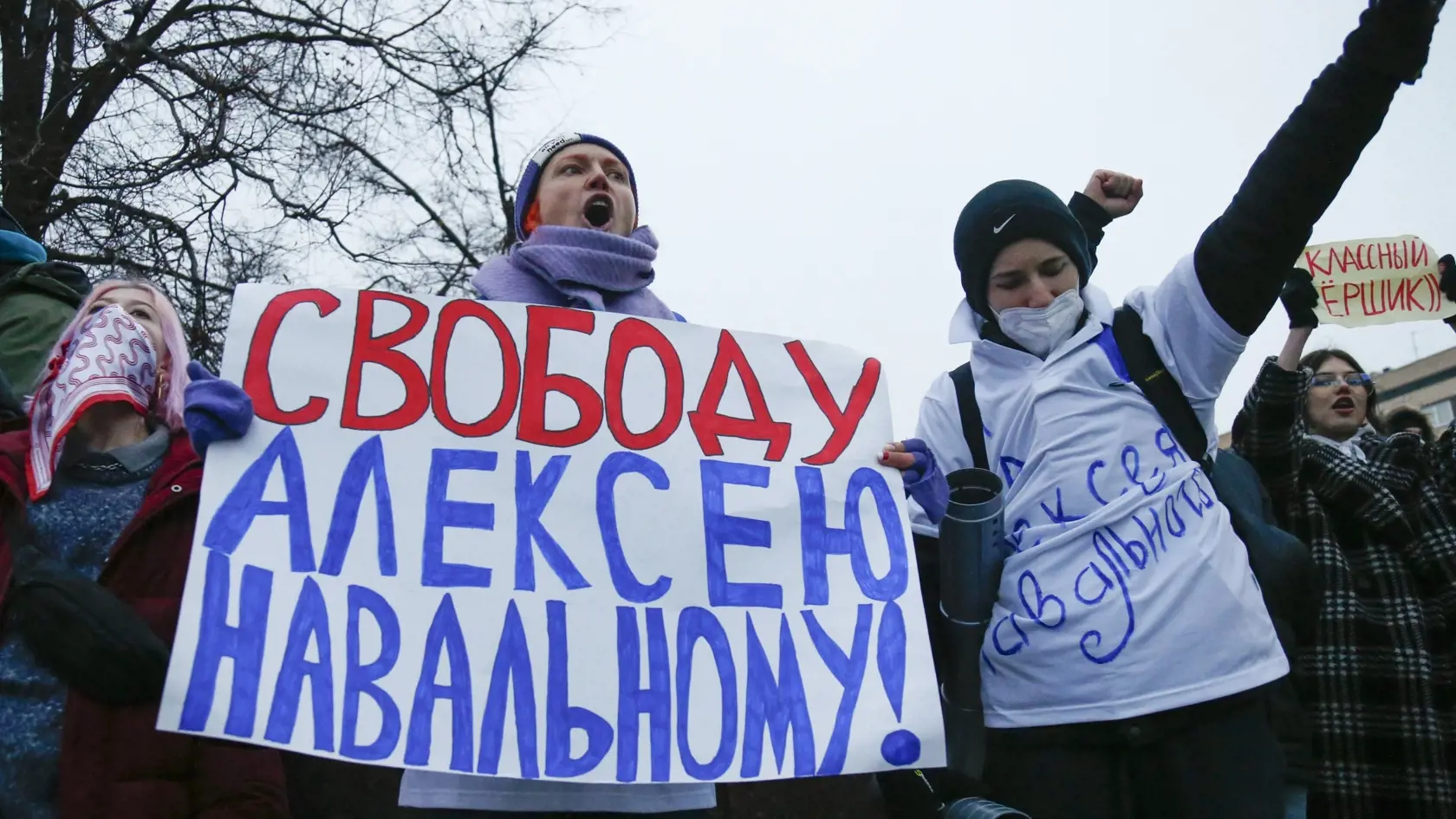 JB 37 Moskva - Demonštranti držia transparent počas protestu proti väzneniu ruského opozičného lídra Alexeja Navaľného v Moskve 23. januára 2021. Na sobotňajšej demonštrácii za prepustenie opozičného politika Alexeja Navaľného v Moskve zadržali aj jeho manželku Juliju. V Moskve a desiatkach ďalších miest v Rusku sa v sobotu konajú nepovolené demonštrácie na podporu Navaľného, ktorého minulý týždeň po návrate z Berlína zadržali na letisku v Moskve a umiestnili do vyšetrovacej väzby. Ruské úrady v