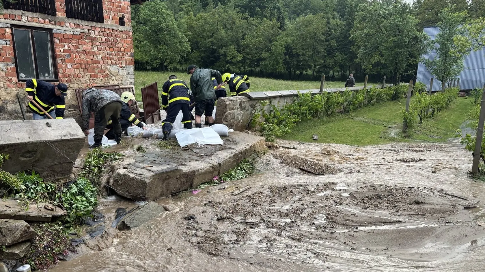 Hasiči mali v Revúcej plné ruky práce.