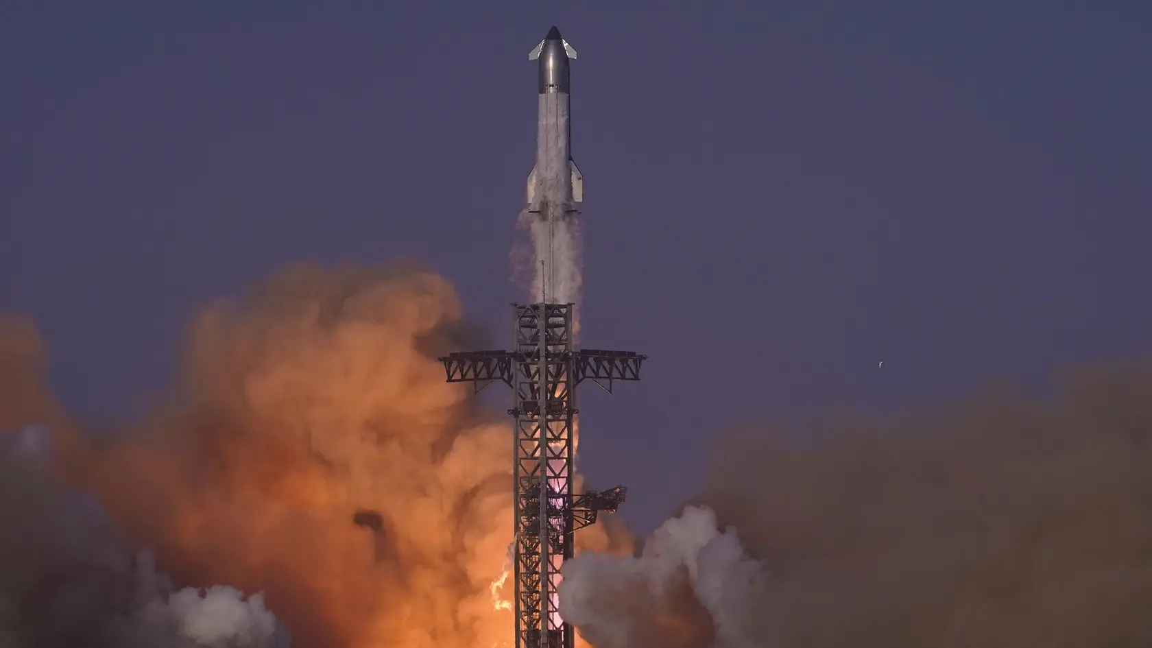 KK7 Starbase - Kozmická loď Starship spoločnosti SpaceX odštartovala zo základne spoločnosti - Starbase - v americkom štáte Texas 27. mája 2025. Spoločnosť SpaceX po dvoch predošlých neúspešných štartoch vyslala svoju kozmickú loď Starship na najnovší - už deviaty - testovací let. Po približne 30 minútach sa loď vymkla kontrole a rozpadla sa, no spoločnosť zhodnotila misiu pozitívne. FOTO TASR/AP
SpaceX's mega rocket Starship makes a test flight from Starbase, Texas, Tuesday, May 27, 2025. (AP Photo/Eric Gay)