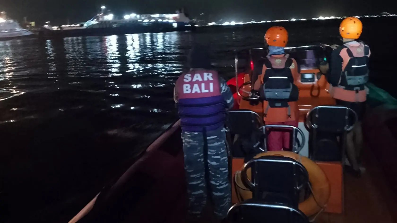 Najmenej štyria ľudia prišli o život a ďalších 38 je nezvestných po potopení trajektu, ktorý smeroval z indonézskeho ostrova Jáva na ostrov Bali.