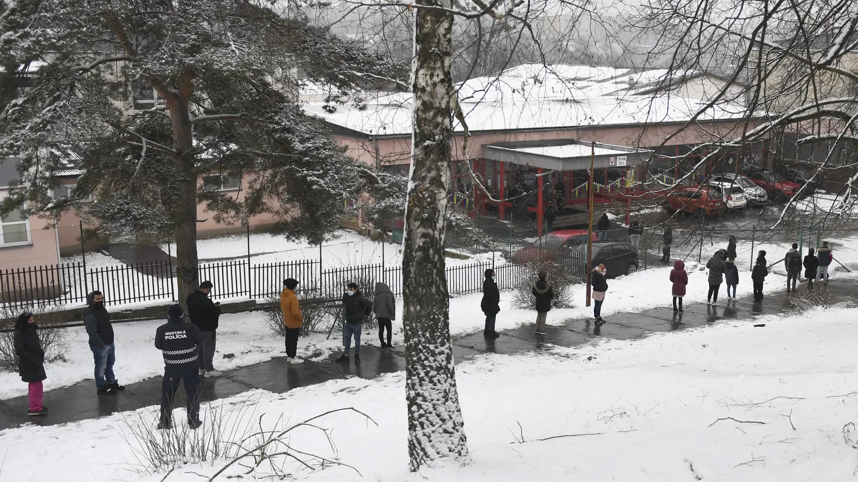 V Košiciach pokračuje od 29.1. bezplatné skríningové testovanie obyvateľov antigénovými testami. Na snímke odberné miesto v základnej škole na rómskom sídlisku Luník IX v Košiciach 29. januára 2021. FOTO TASR – František Iván 
