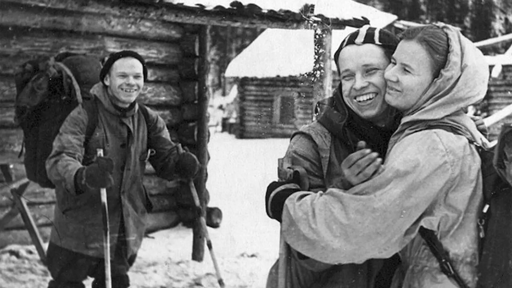 Vedúci výpravy IGOR ĎATLOV a jediné ženy ĽUDMILA DUBININOVÁ (vľavo) a ZINAIDA KOLMOGOROVOVÁ.