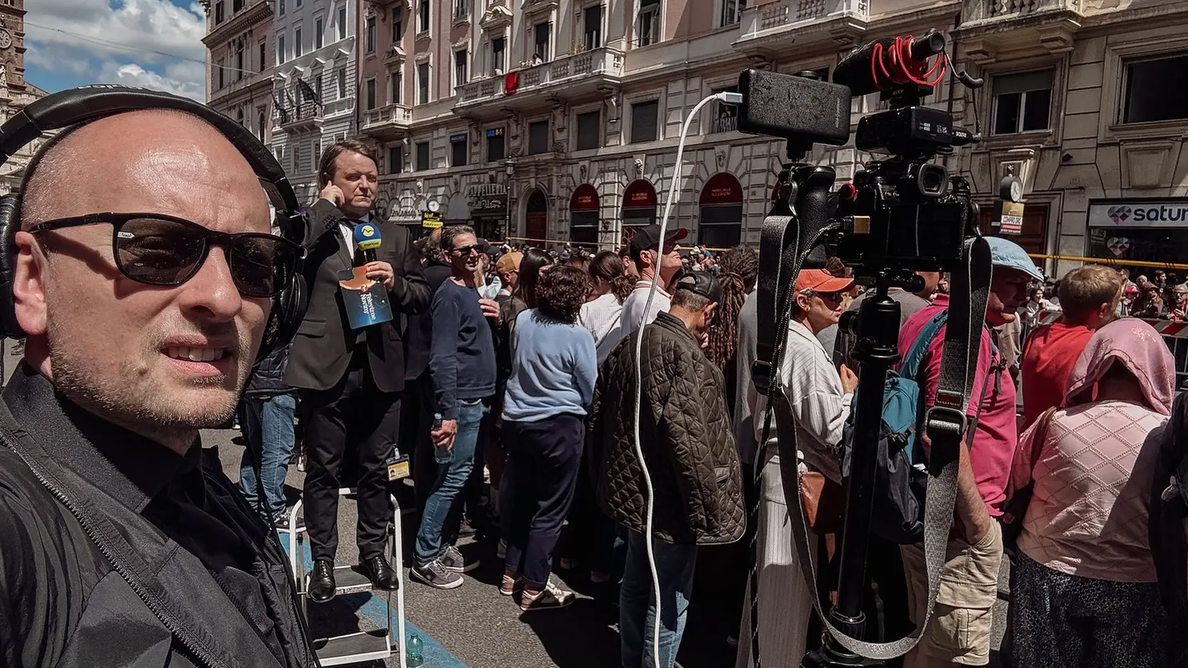 Kameraman a fotograf Martin Krystýnek trávil vo Vatikáne niekoľko ostatných dní. Napriek tomu, že tam bol pracovne, aj ako súkromná osoba vnímal dojímavú atmosféru vo večnom meste počas pohrebu pápeža Františka. 