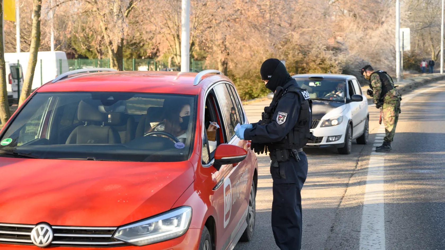 Či ľudia chodia von naozaj len na sms priepustky by mala kontrolovať polícia.
