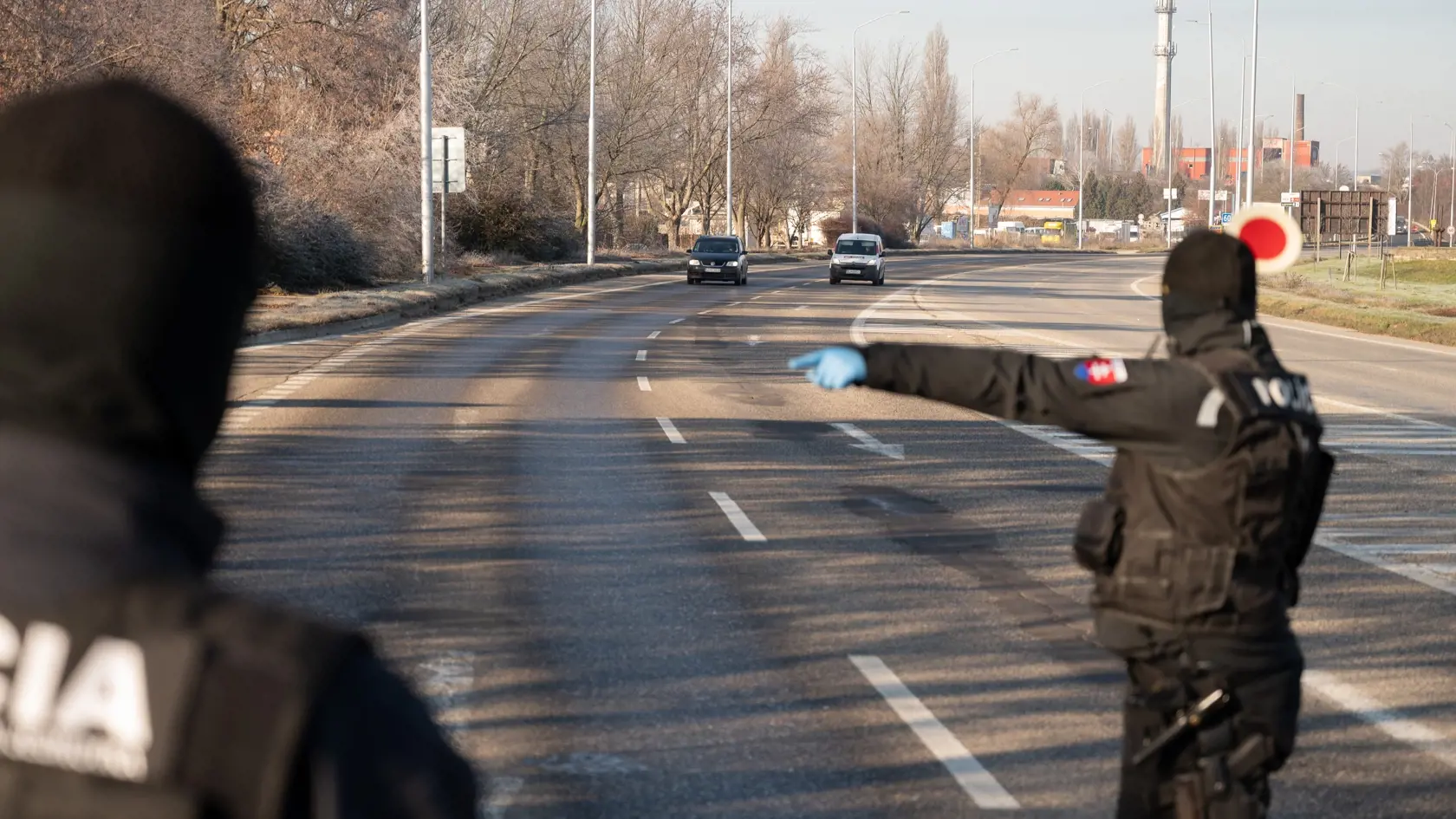 Či ľudia chodia von naozaj len na sms priepustky by mala kontrolovať polícia.