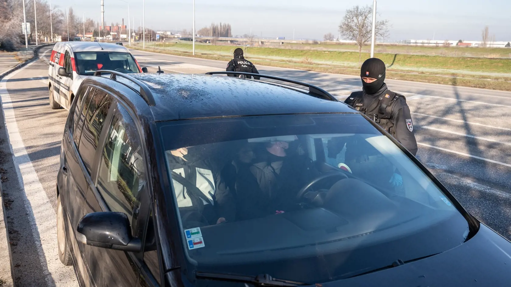 Či ľudia chodia von naozaj len na sms priepustky by mala kontrolovať polícia.