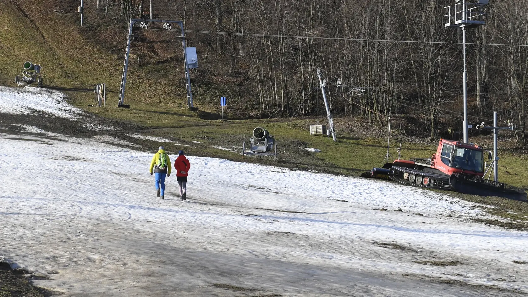 Od 5.00 h 1. januára 2021 do 24. januára 2021 je v rámci sprísnenia opatrení proti šíreniu koronavírusu Covid-19 zakázaná aj prevádzka lyžiarskych stredísk a vlekov. Na snímke lyžiarske stredisko na Jahodnej pri Košiciach 2. januára 2021. FOTO TASR – František Iván