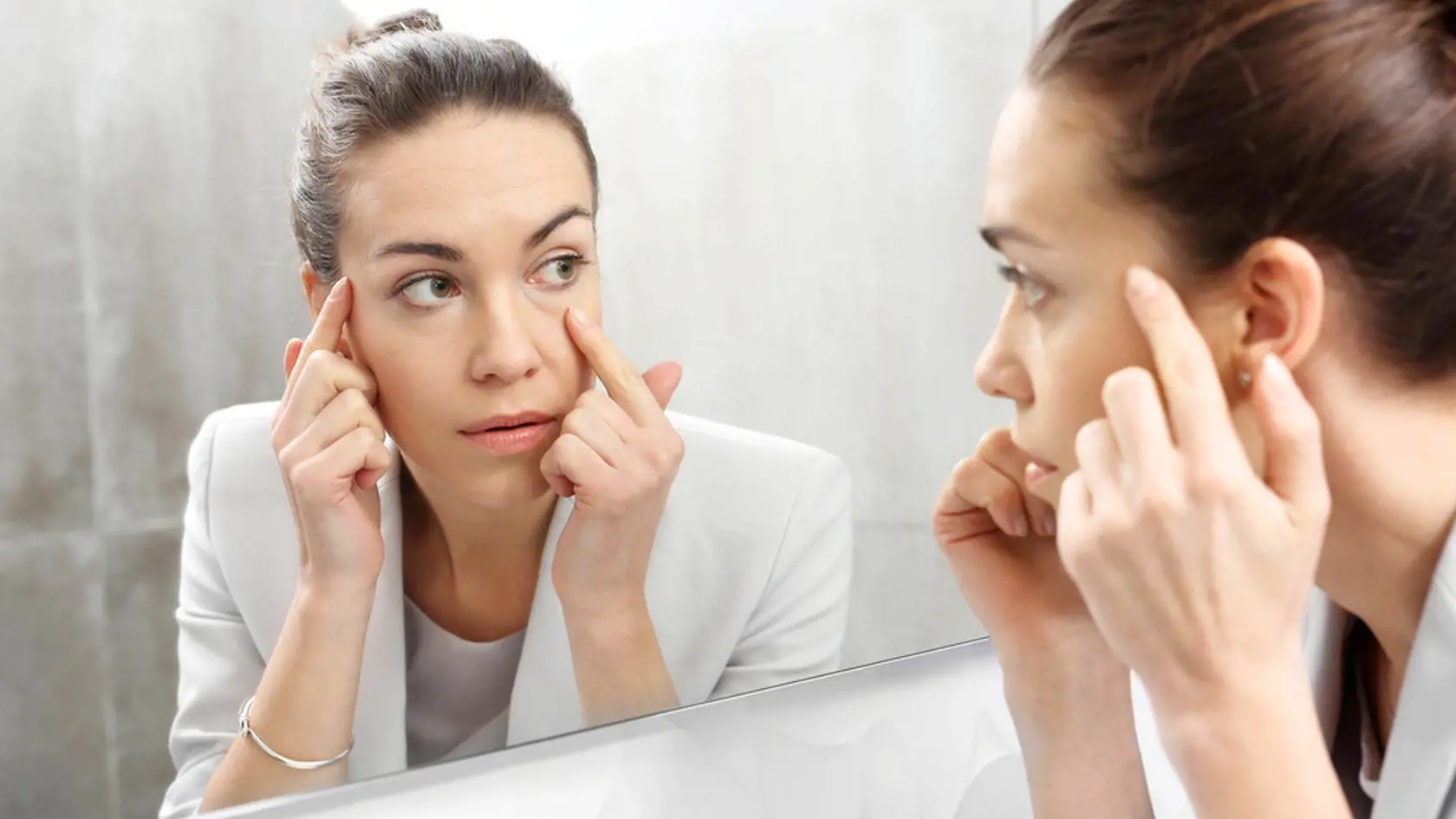Reflection,In,The,Mirror.,Woman,Looks,In,The,Mirror,Noticing