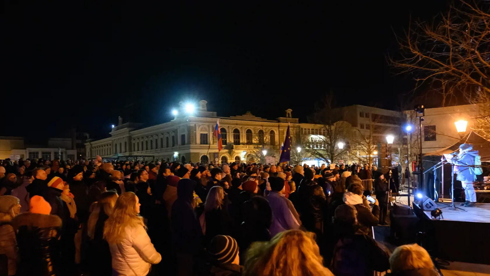 Na snímke účastníci spoločného zhromaždenia  pri príležitosti 7. výročia vraždy Jána Kuciaka a Martiny Kušnírovej a iniciatívy Mier Ukrajine v Nitre v piatok 21. februára 2025. Novinára Jána Kuciaka a jeho snúbenicu Martinu Kušnírovú zavraždili 21. februára 2018 v ich rodinnom dome vo Veľkej Mači v okrese Galanta. Najpravdepodobnejším motívom bola podľa polície jeho investigatívna žurnalistická práca.