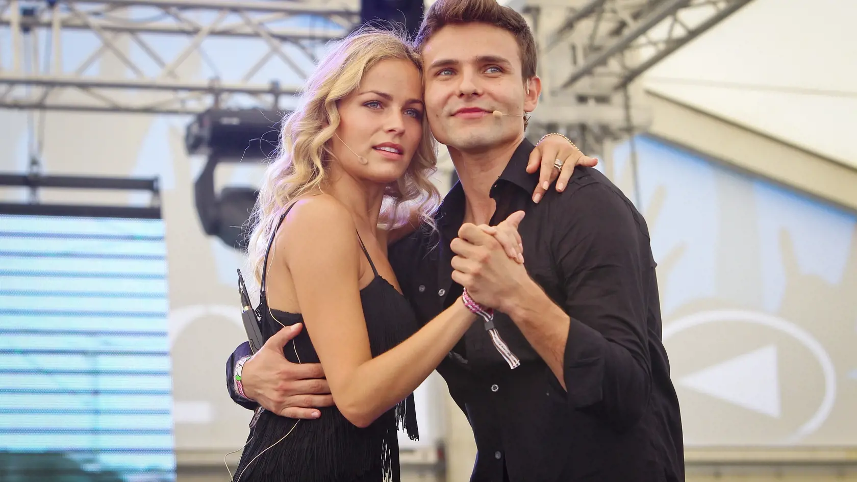 Na letisku v Trencine sa v tychto dnoch kona 16. rocnik festivalu Bazant Pohoda. Na snimke profesionalni tanecnici, surodenci Ivana a Tomas Surovcovci pocas workshopu Tango Argentino.