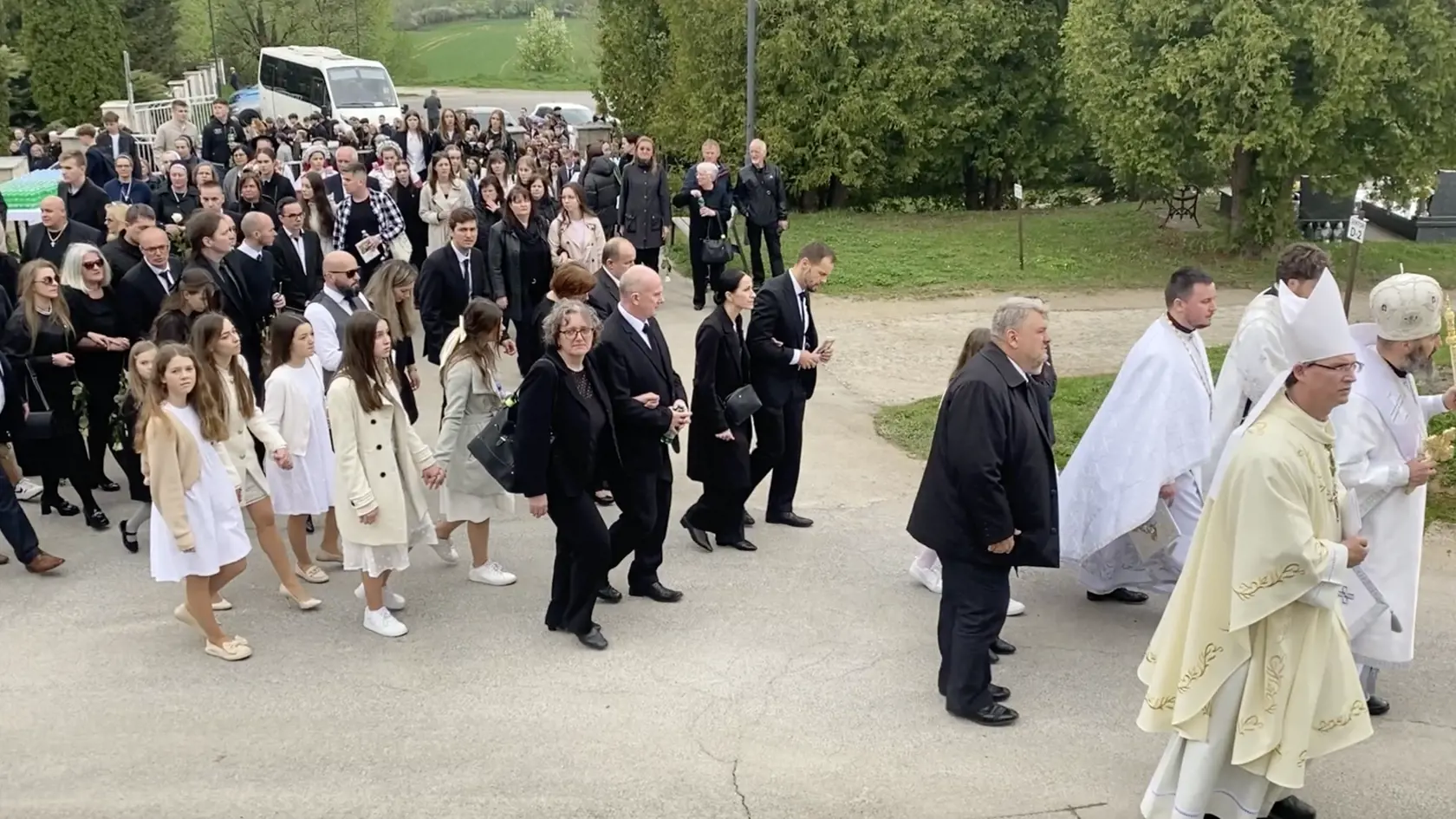 Príbuzní obetí tragickej nehody pri Spišskom Podhradí 6. 4. 2024 šli v smútočnom sprievode za zástupom kňazov a cirkevných hodnostárov.