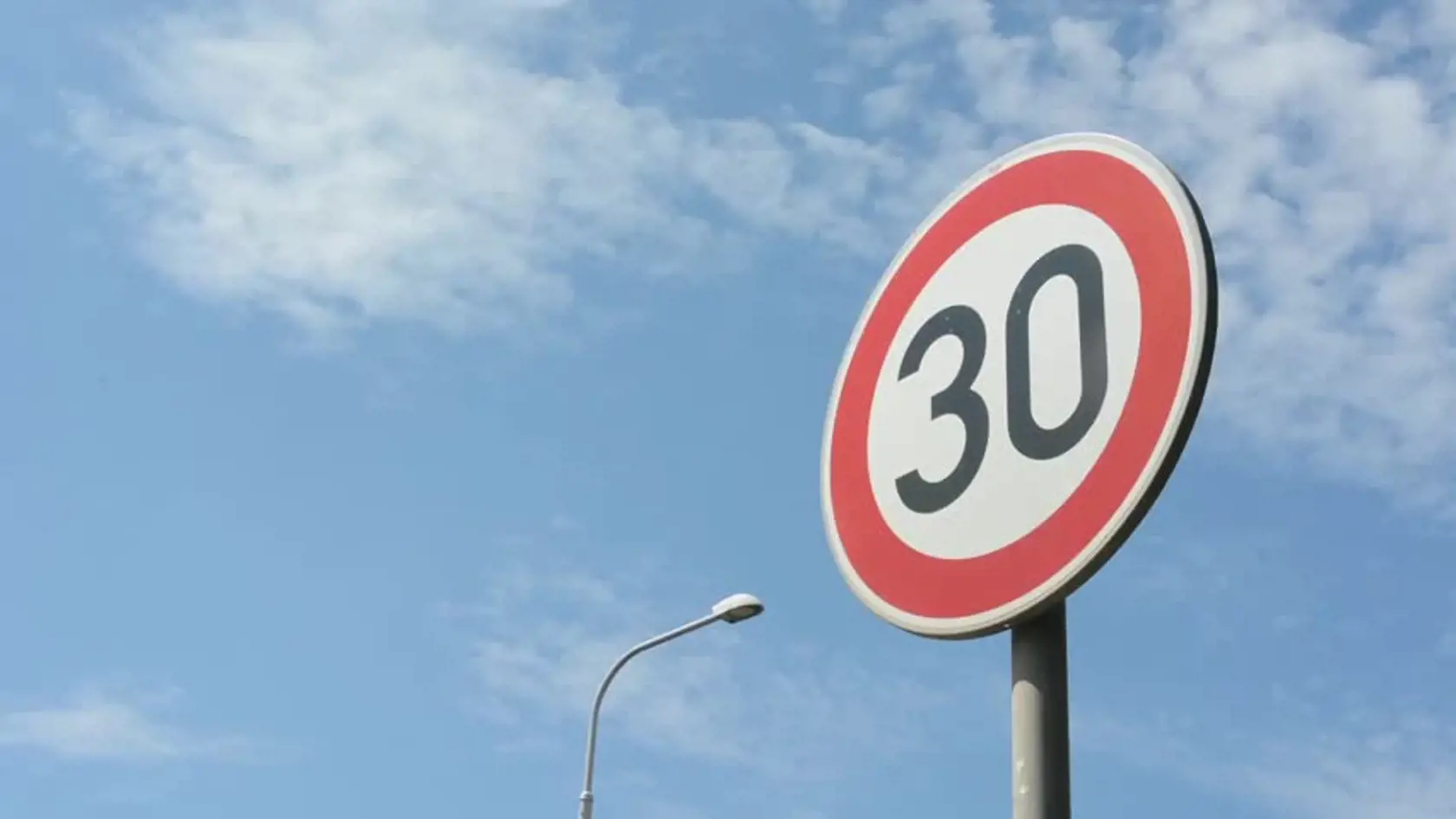 Maximálna rýchlosť v obytných zónach má byť 30 km/hod.