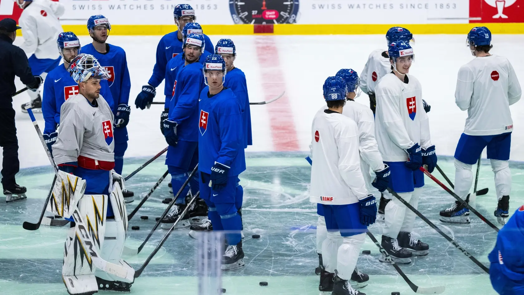 Na snímke hokejoví reprezentanti SR počas tréningu pred zápasom na MS2025 v ľadovom hokeji A-skupiny proti Slovinsku vo švédskom Štokholme 10. mája 2025. FOTO TASR - Jakub Kotian