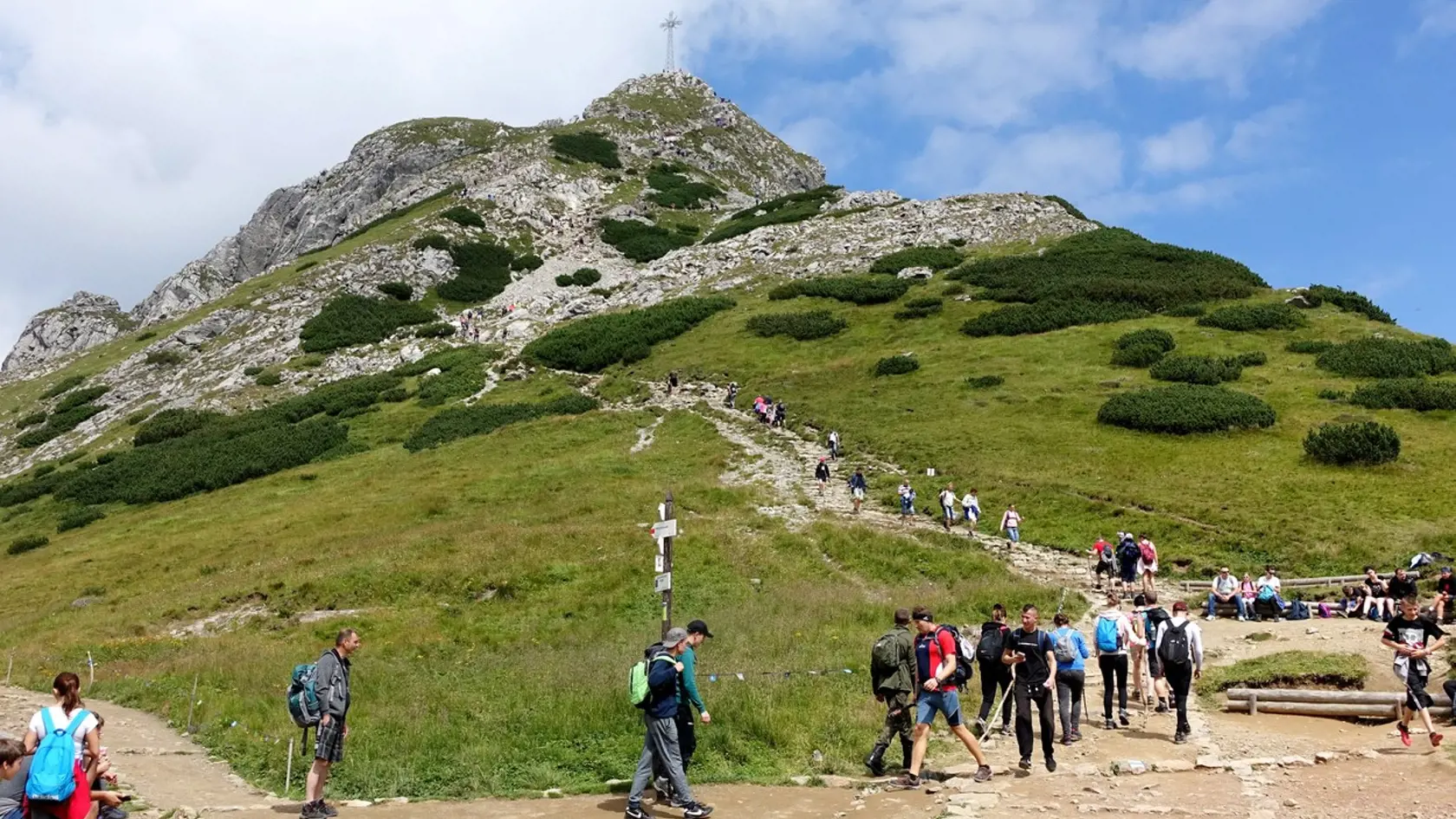 Poľský vrch Giewont, do ktorého pred 2 rokmi udierali smrtiace blesky. Podľa všetkého ich pritiahol masívny železný kríž.