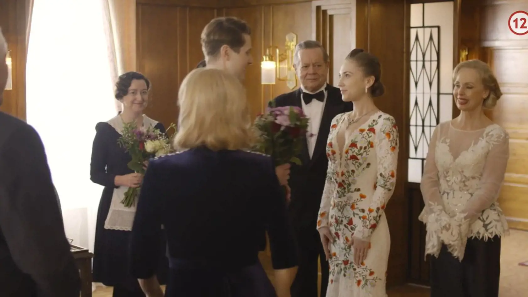 Peter požiadal Johanku o ruku. Tá v nádherných šatách len tak žiarila.