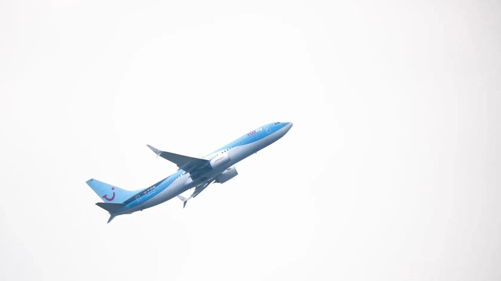 Na snímke let Tuifly Flug X3 2146 do Palmy de Mallorca z letiska 25. marca 2021 v Hannoveri.