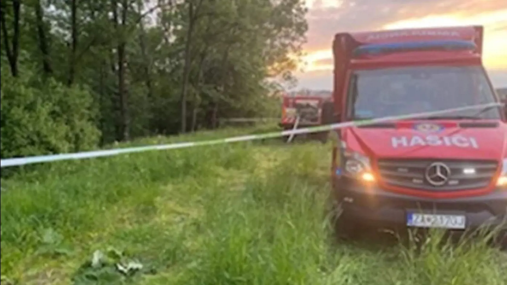 Na miesto tragédie okamžite vyrazili hasiči, leteckí záchranári aj policajti. Pilotovi už ale nedokázali pomôcť.