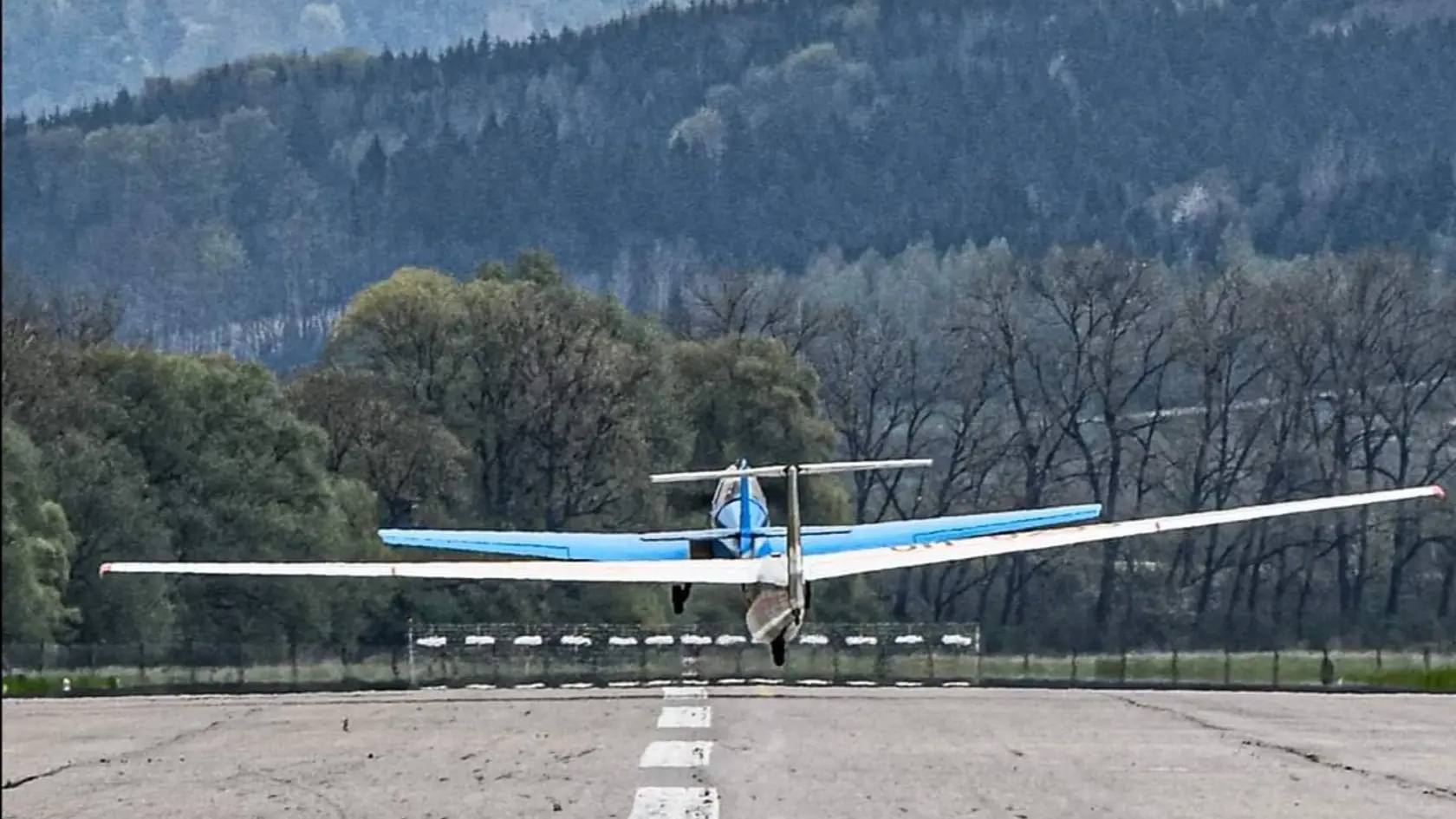 Motorové lietadlo, ktoré spadlo pri Dolnom Hričove, vytiahlo podľa svedkov v nedeľu do vzduchu niekoľkokrát vetroň.