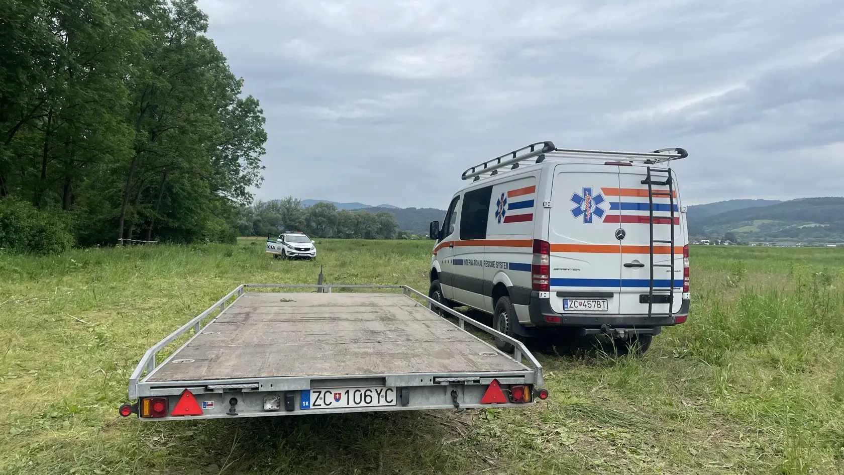 Miesto tragédie je aktuálne ohradené páskou a v lese, kde sa zrútilo lietadlo je polícia. Príčina tragédie zatiaľ nie je známa