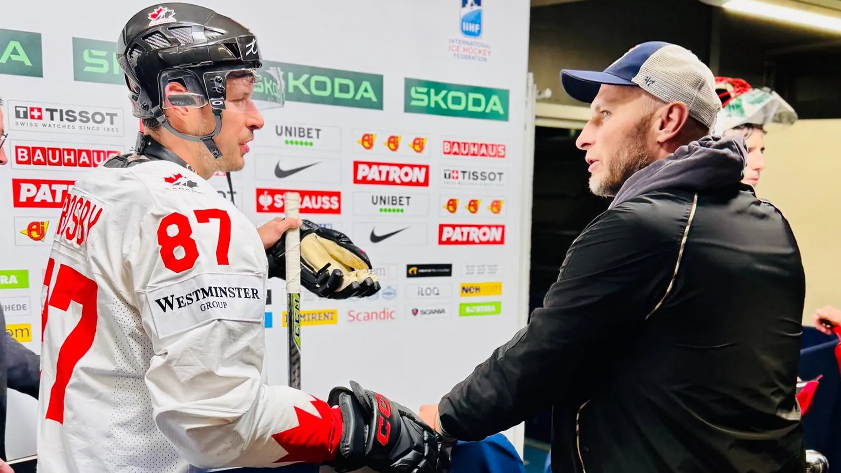 Kanadská hviezda a kapitán Sidney Crosby v debate s bývalým slovenským spoluhráčom Tomášom Surovým v priestoroch štokholmskej arény.