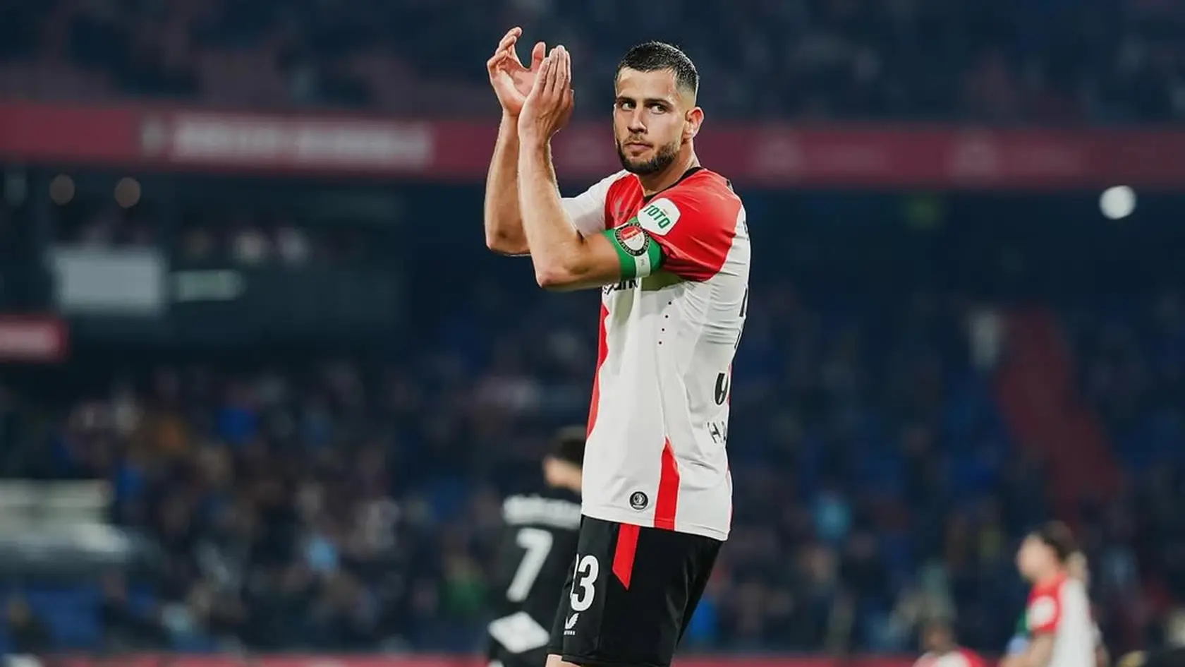 Dávid Hancko oblieka dres holandského klubu Feyenoord Rotterdam. 