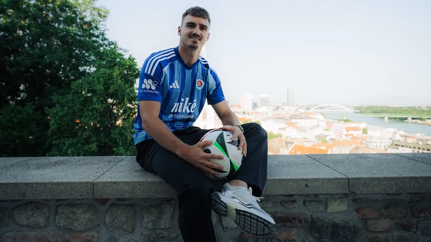 Novou posilou tímu ŠK Slovan Bratislava sa stal 23-ročný stredopoliar Peter Pokorný.