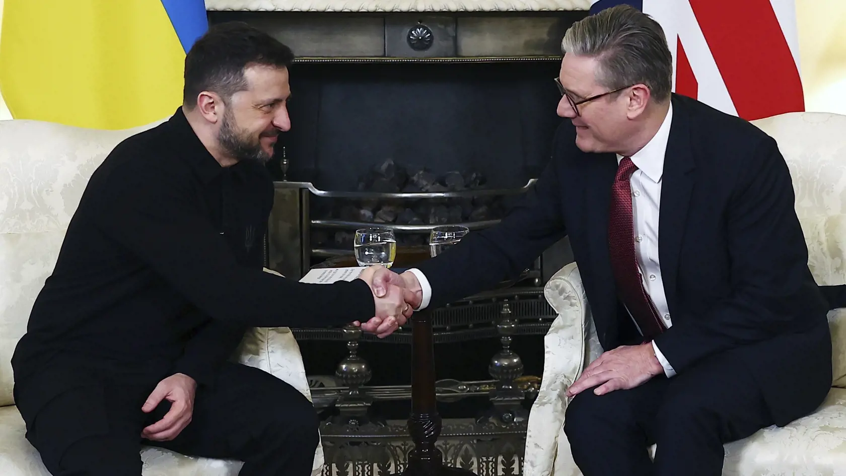 Na začiatku sobotňajšej mimoriadnej virtuálnej schôdzky približne 25 krajín - tzv. kolaície ochotných - Starmer povedal, že Putin "skôr či neskôr" bude musieť "prísť k rokovaciemu stolu".