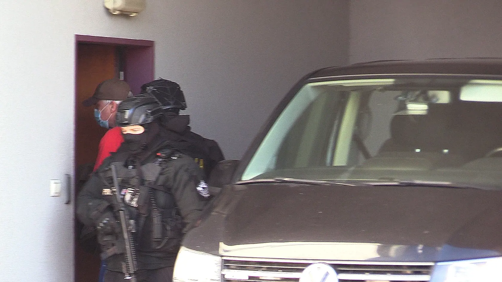 Polícia odváža obvinených