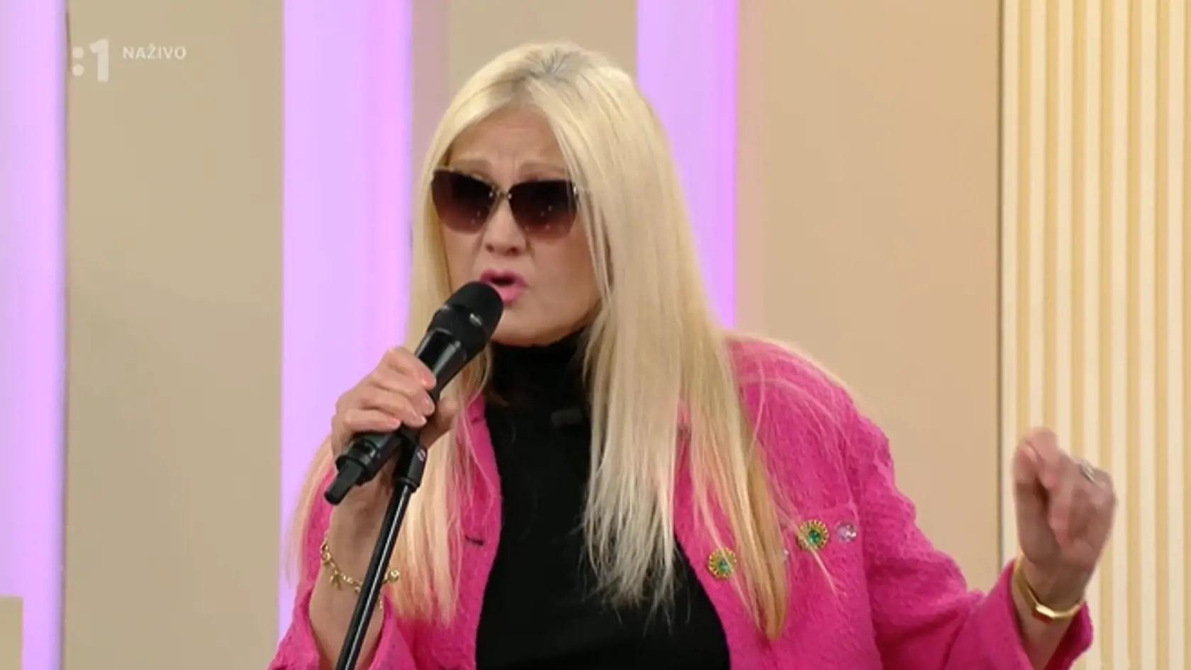 Júlia Hečková vyzerá na 62 rokov výborne. Spolu s bratom zaspievali novú pieseň v Dámskom klube na RTVS.