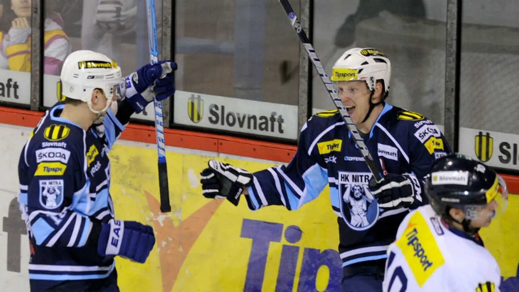 Strelec gólu Miroslav Pupák (vľavo) a Erik Piatak (vpravo) z HK Nitra počas 34. kola slovenskej hokejovej Tipsport extraligy 2012/2013 medzi HK Nitra - Hkm Zvolen.