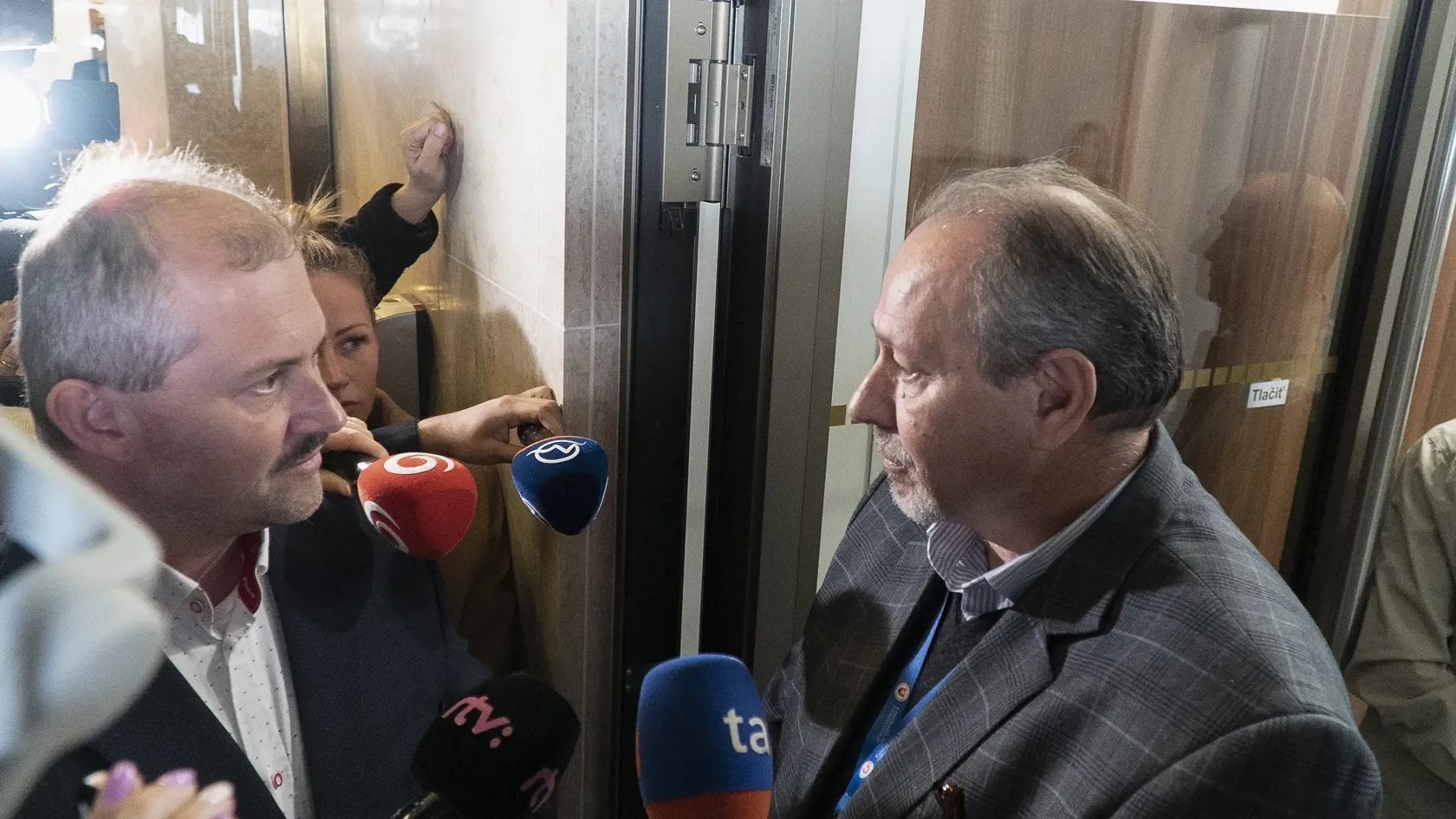 Marian Kotleba sa dnes dobýjal do parlamentu aj napriek tomu, že mu zanikol poslanecký mandát.