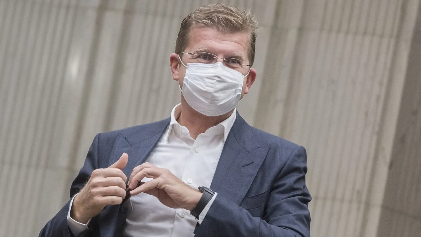 Nezaradený poslanec parlamentu Peter Žiga počas rokovania 17. schôdze Národnej rady. Dnes má od rána ale úplne iný problém ako hlasovať v parlamente.