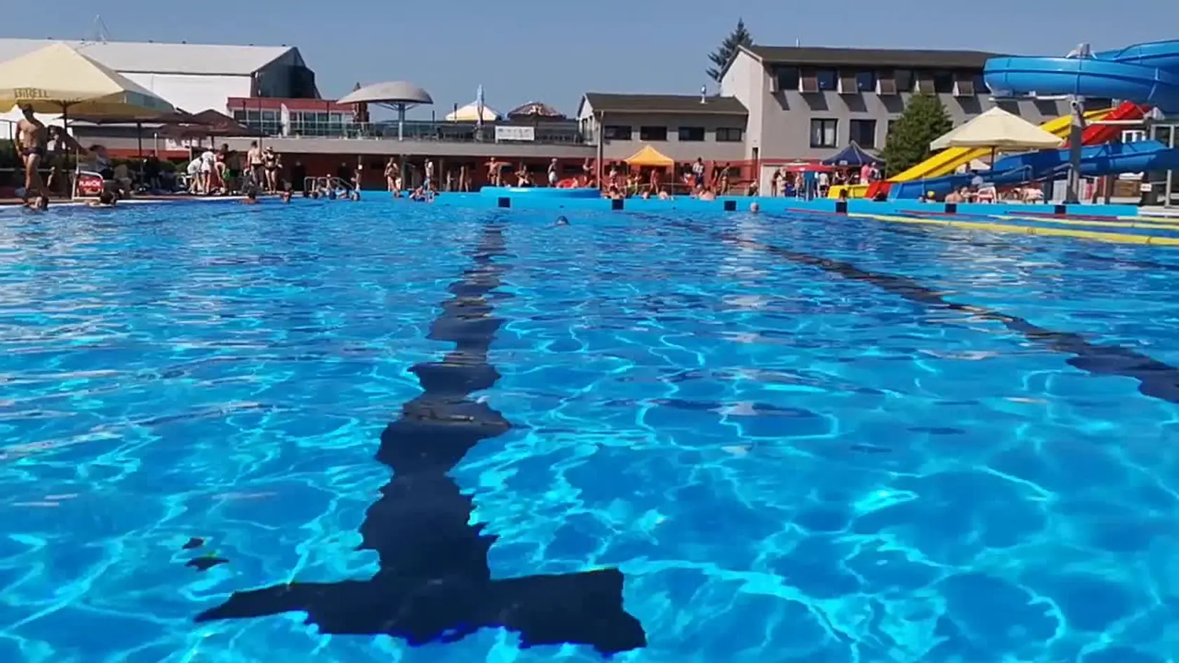 Plavci v Púchove neboli nadšení, keď sa dozvedeli o plánovanej rekonštrukcii mestského kúpaliska. Spisovali petíciu, chceli zachrániť pôvodný 50-metrový bazén. Mesto si ale vzalo úver a kúpalisko opravilo. Chcelo tak dosiahnuť, aby miestni nevyhľadávali iné kúpaliská, ale chodili na vlastné.