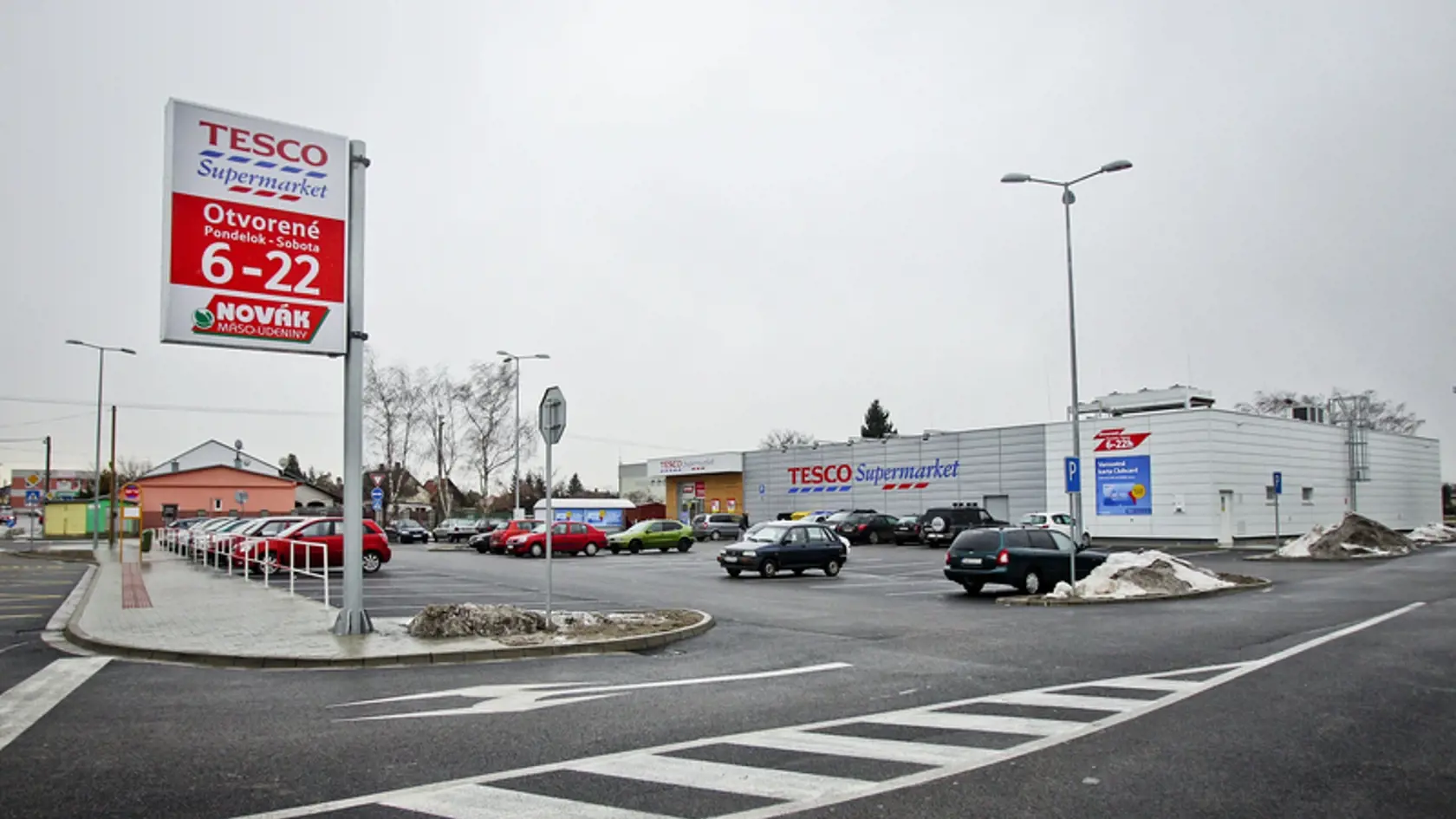 Tesco v Ivanke a Lidl v Petržalke, po zásahu cirkvi tam majú v nedeľu zatvorené.