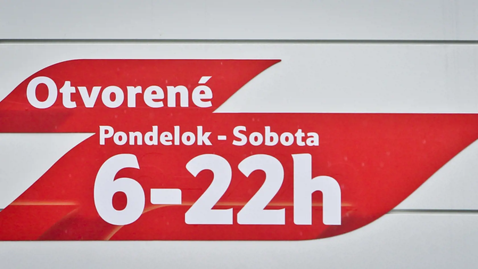 Tesco v Ivanke a Lidl v Petržalke, po zásahu cirkvi tam majú v nedeľu zatvorené.