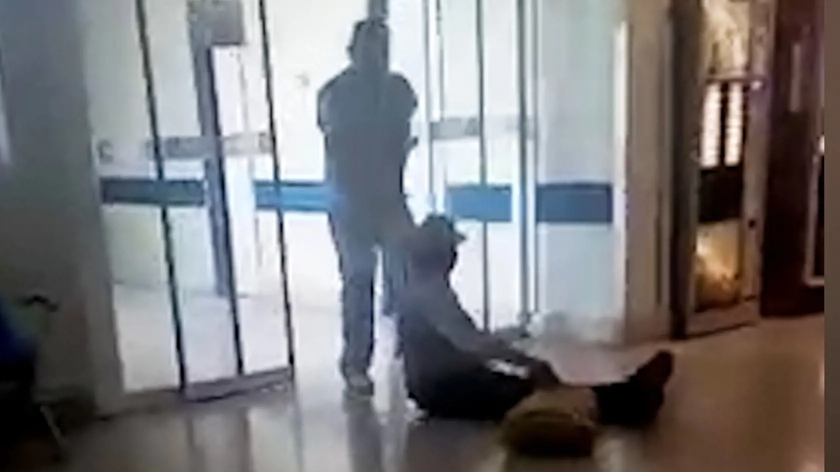 Muž držal plastovú tašku v ruke a pod telom mal zaseknutú barlu.