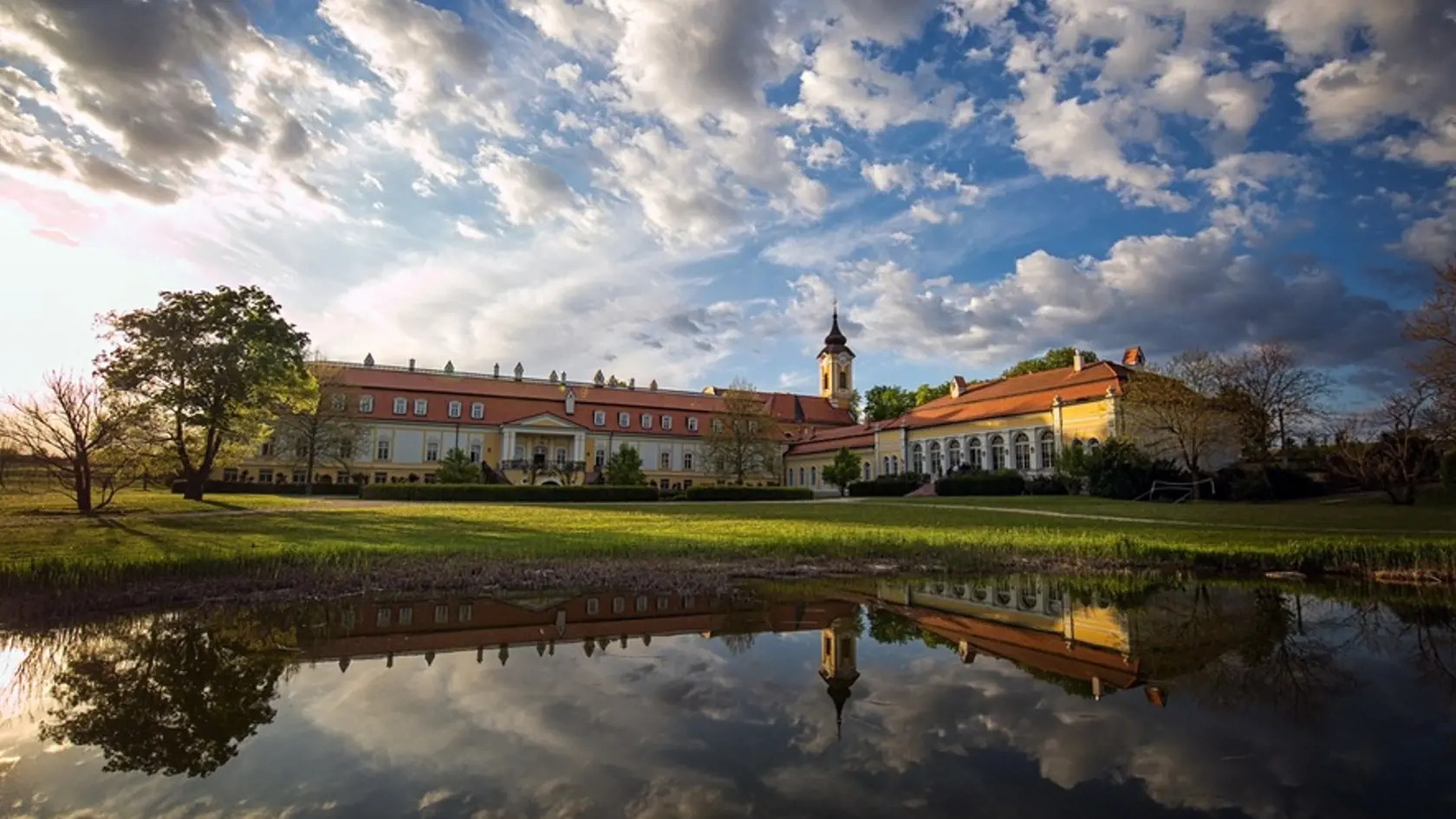 Jürgen Gruber je riaditeľom hotela Chateau Béla pri Štúrove. Podľa neho sú všetci zahraniční hostia, nielen Rakúšania, zo Slovenska a zo Slovákov nadšení a kladú si otázku, prečo túto krajinu neobjavili už skôr.