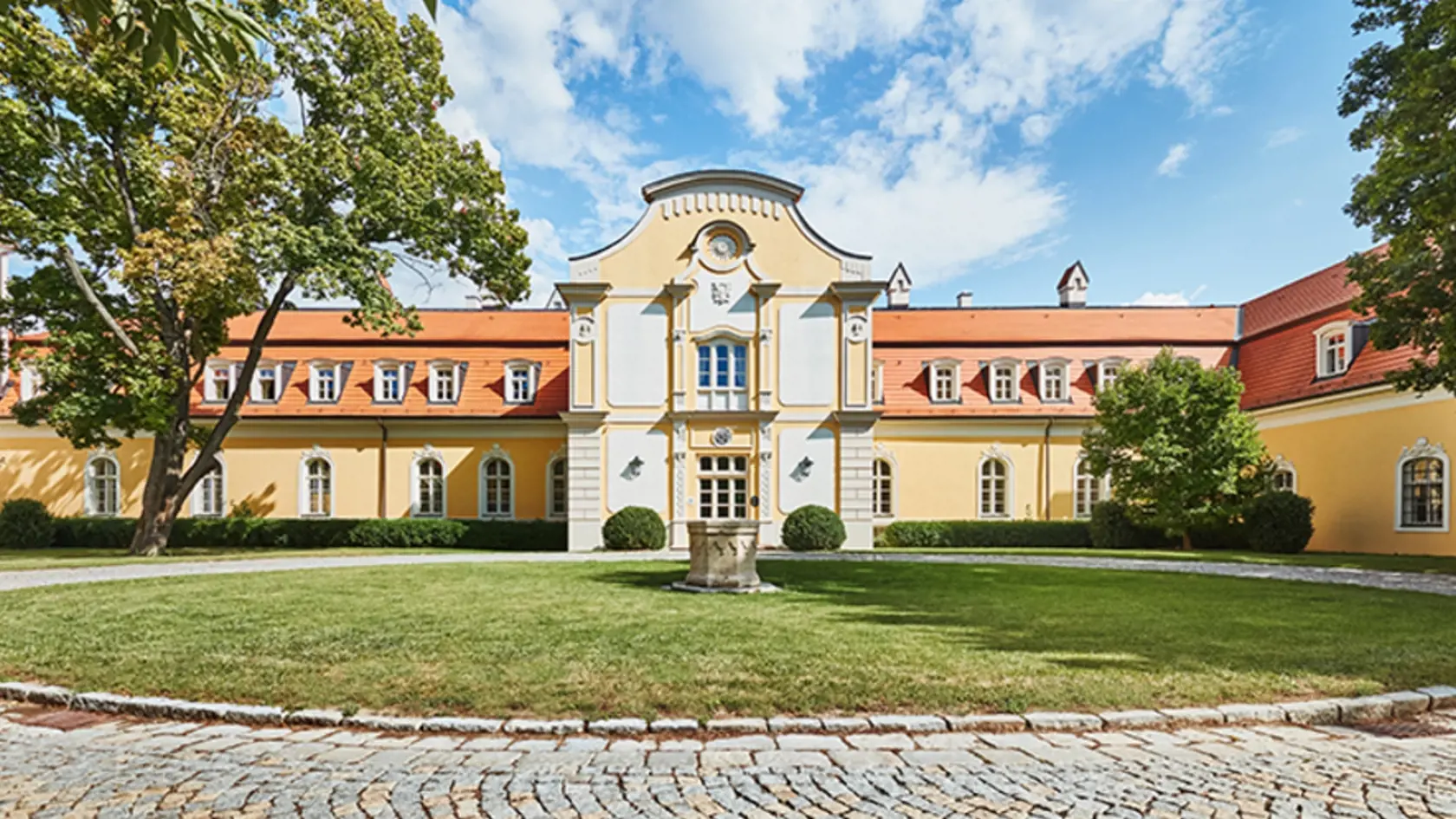 Jürgen Gruber je riaditeľom hotela Chateau Béla pri Štúrove. Podľa neho sú všetci zahraniční hostia, nielen Rakúšania, zo Slovenska a zo Slovákov nadšení a kladú si otázku, prečo túto krajinu neobjavili už skôr.