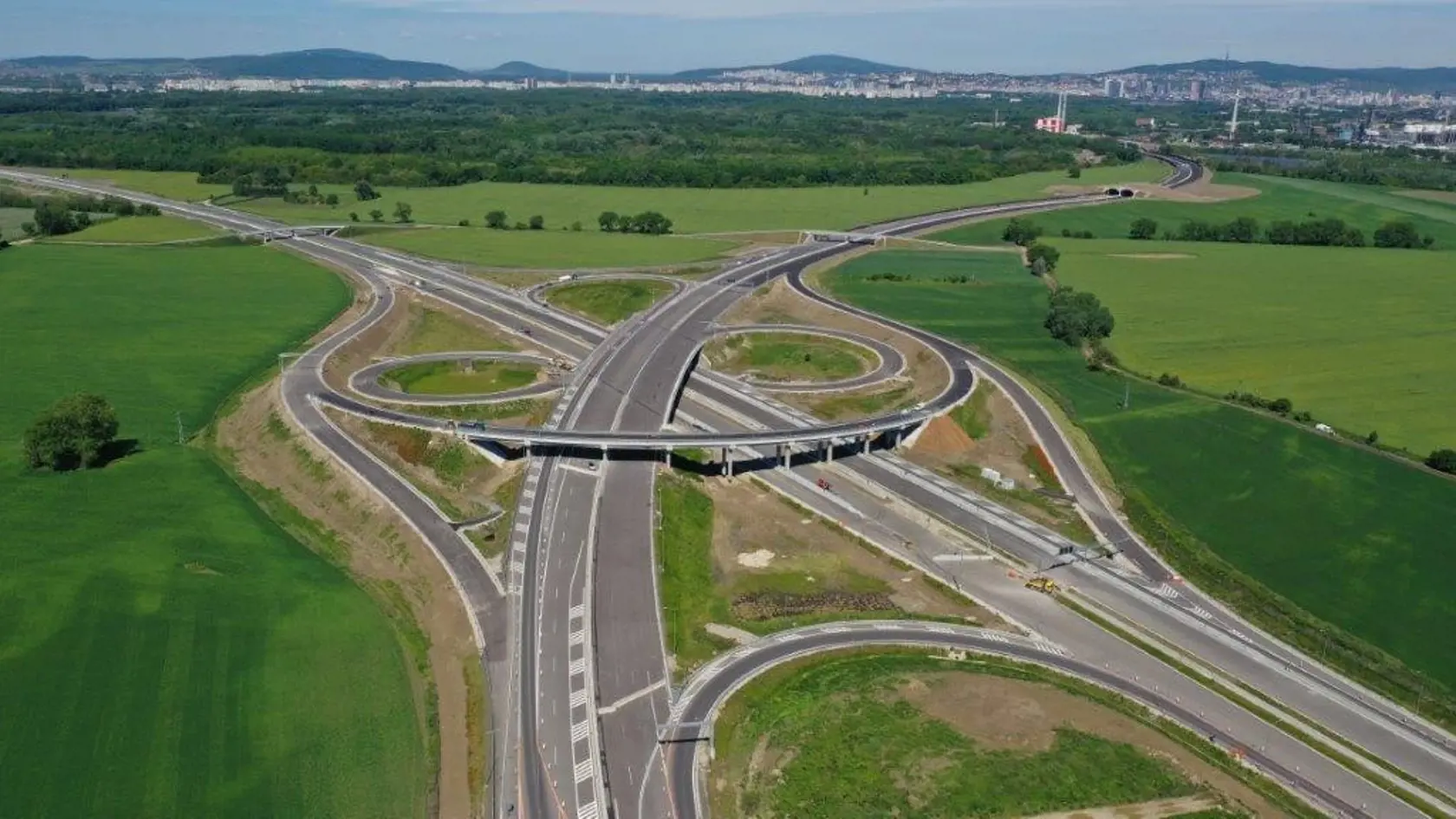 Križovatka Bratislava-Juh medzi D4 (sprava doľava) a R7 (zdola nahor). V pozadí mesto Bratislava a závod Slovnaft.