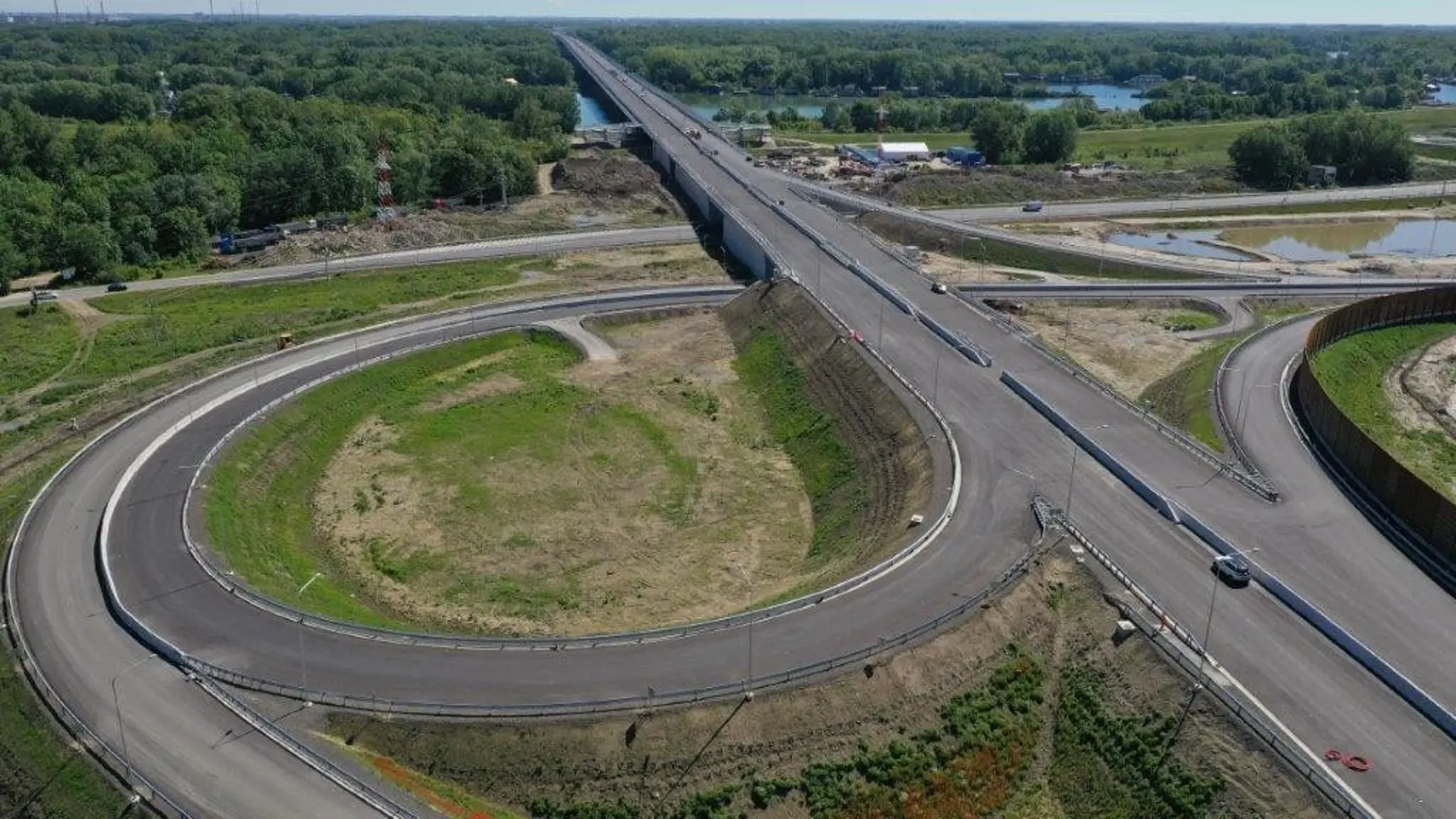 Pohľad na Lužný most na D4, v popredí križovatka Bratislava-Petržalka (Rusovce)