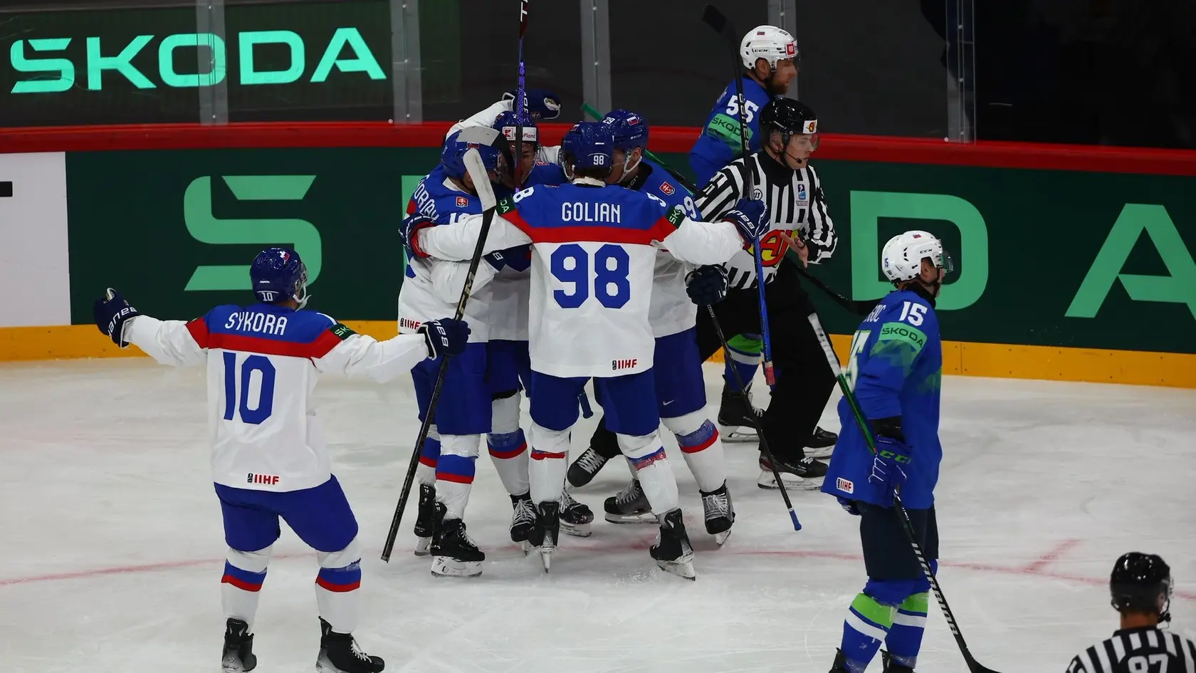 Slovenskí hokejisti oslavujú strelený gól.