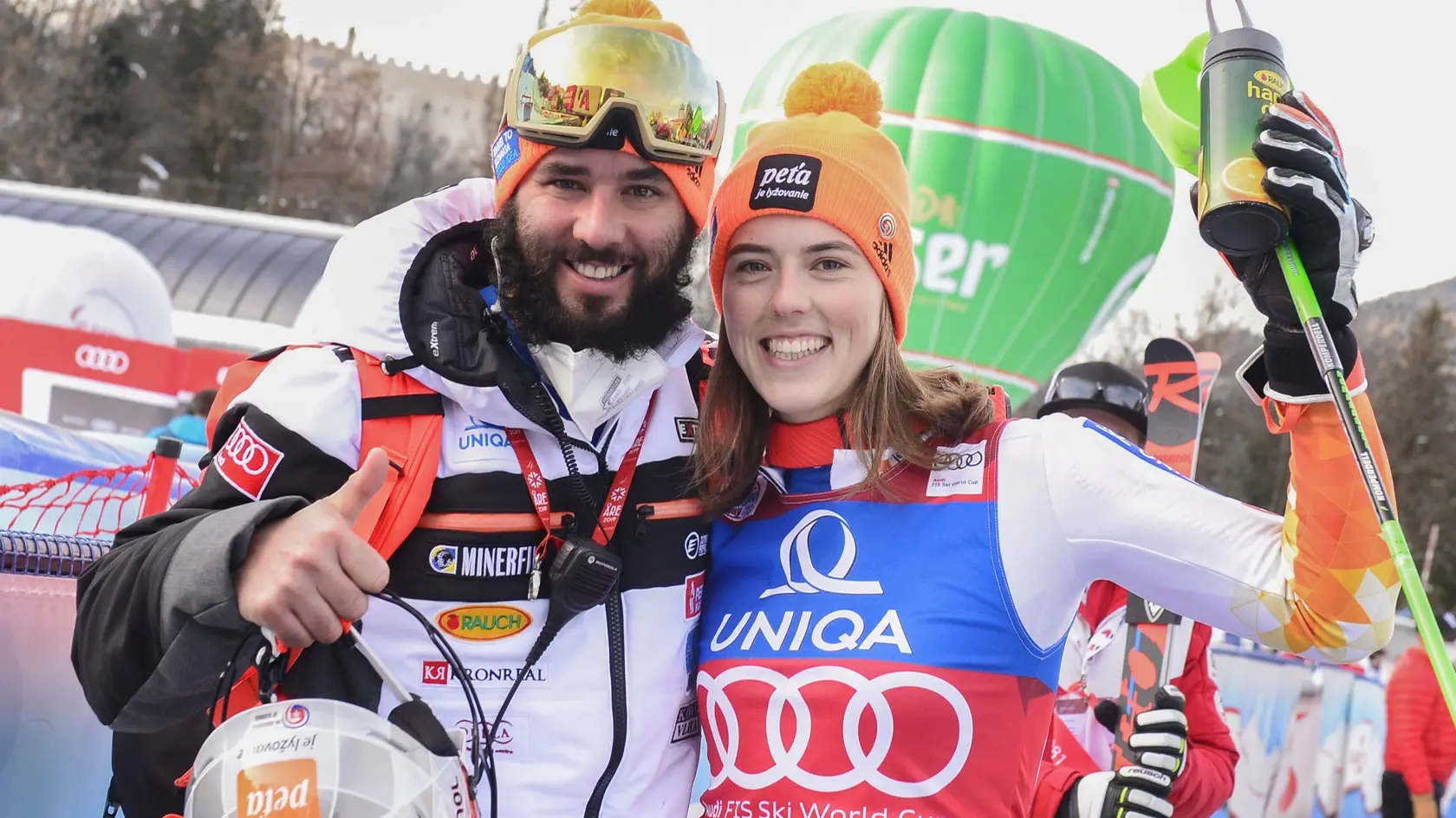 Na snímke slovenská lyžiarka Petra Vlhová oslavuje s bratom Borisom víťazstvo.