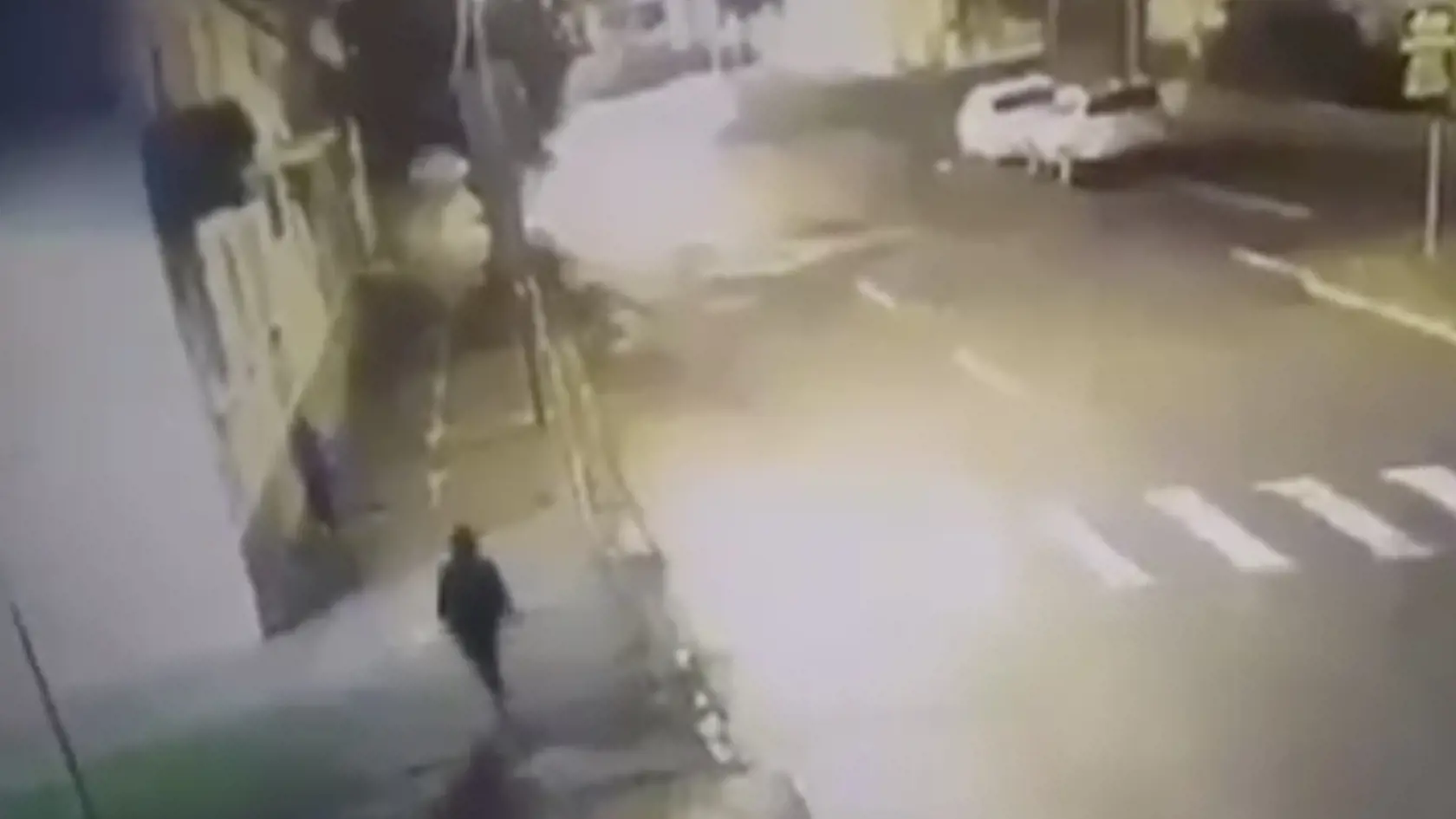 Napriek tomu, že Erika zúfalo volal o pomoc, nikto z okolitých domov nezareagoval.